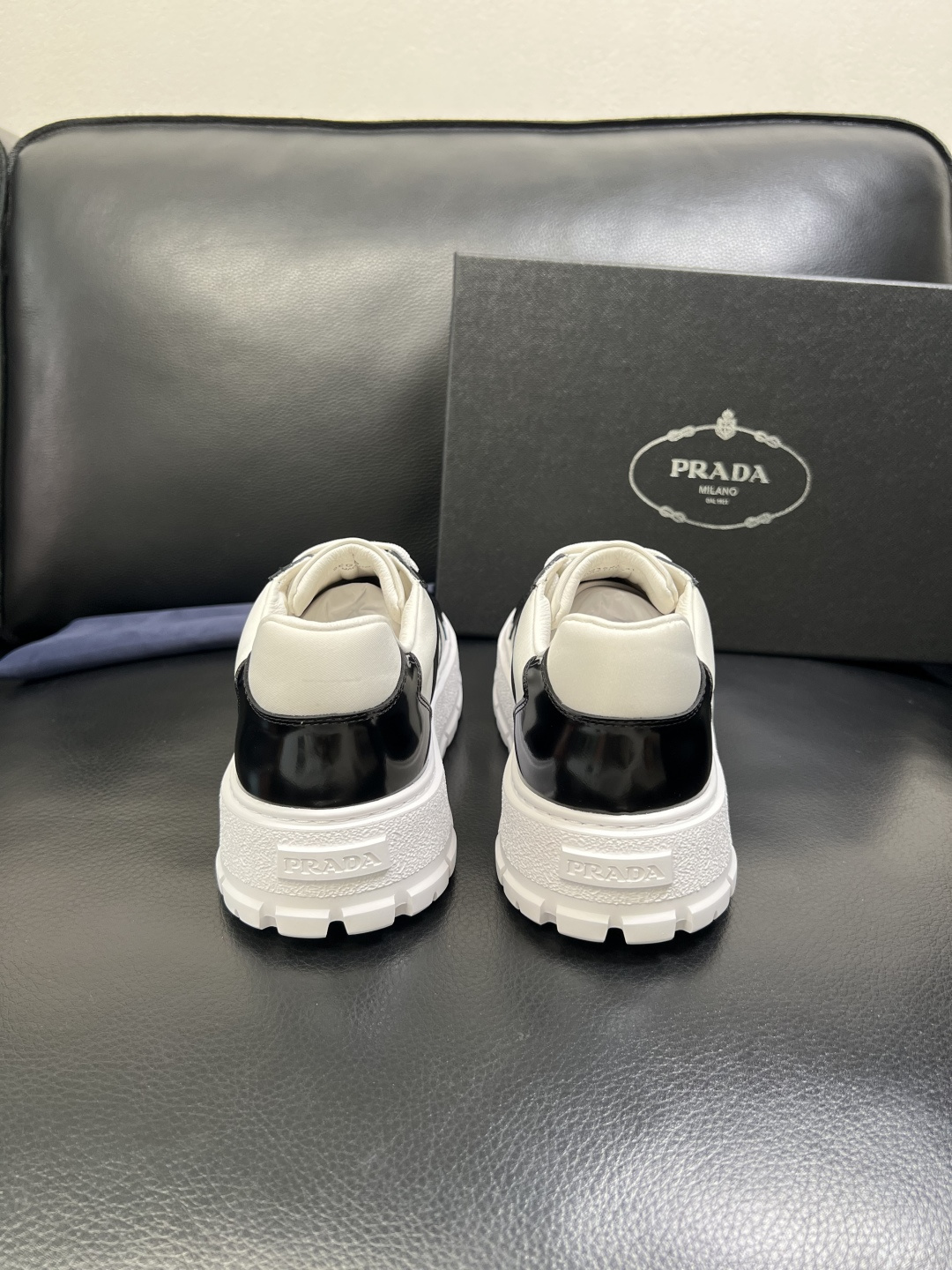 Prada 顶级工艺品，普拉达 专柜同步，原厂配置意大利进口牛皮拼布面料，进口牛皮内里垫，透气舒适，鞋底