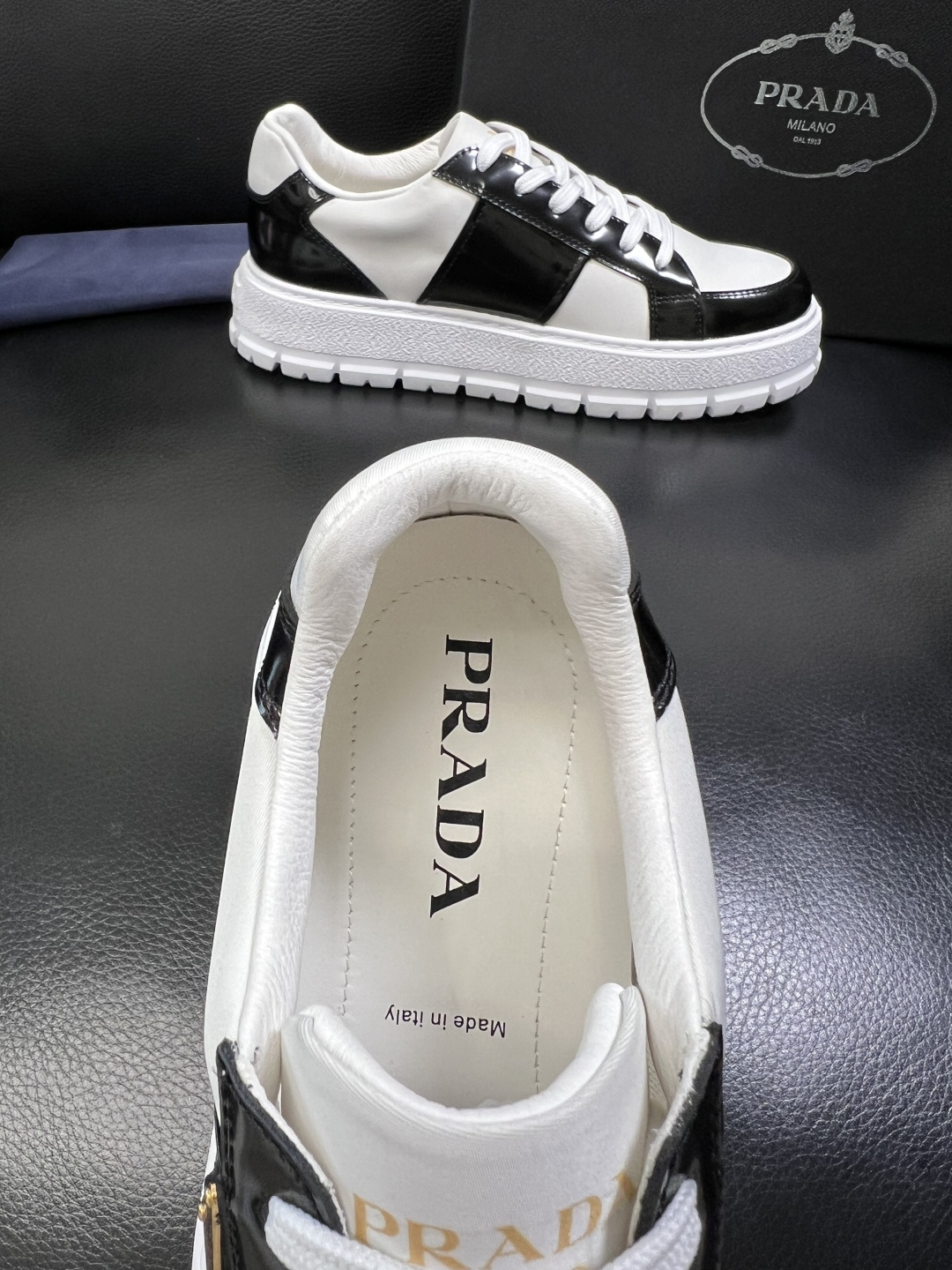 Prada 顶级工艺品，普拉达 专柜同步，原厂配置意大利进口牛皮拼布面料，进口牛皮内里垫，透气舒适，鞋底