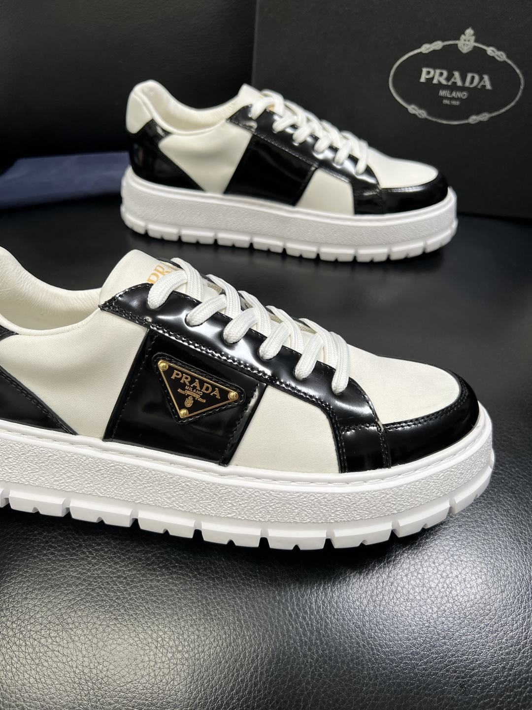 Prada 顶级工艺品，普拉达 专柜同步，原厂配置意大利进口牛皮拼布面料，进口牛皮内里垫，透气舒适，鞋底