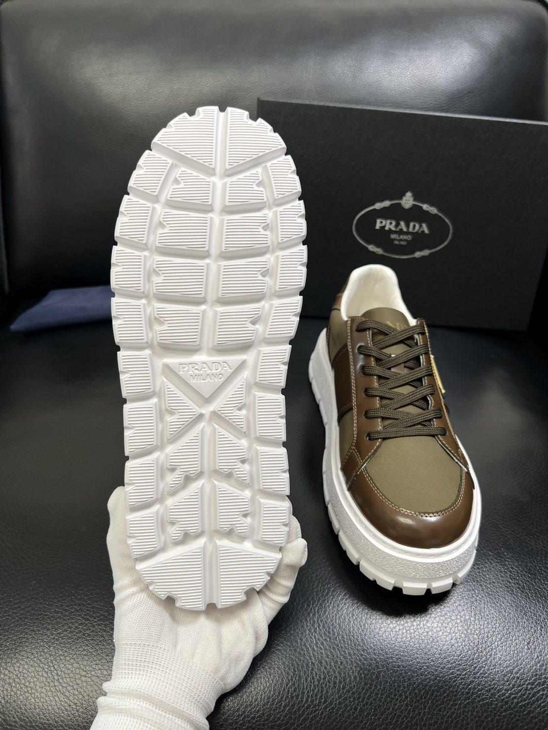 Prada 顶级工艺品，普拉达 专柜同步，原厂配置意大利进口牛皮拼布面料，进口牛皮内里垫，透气舒适，鞋底