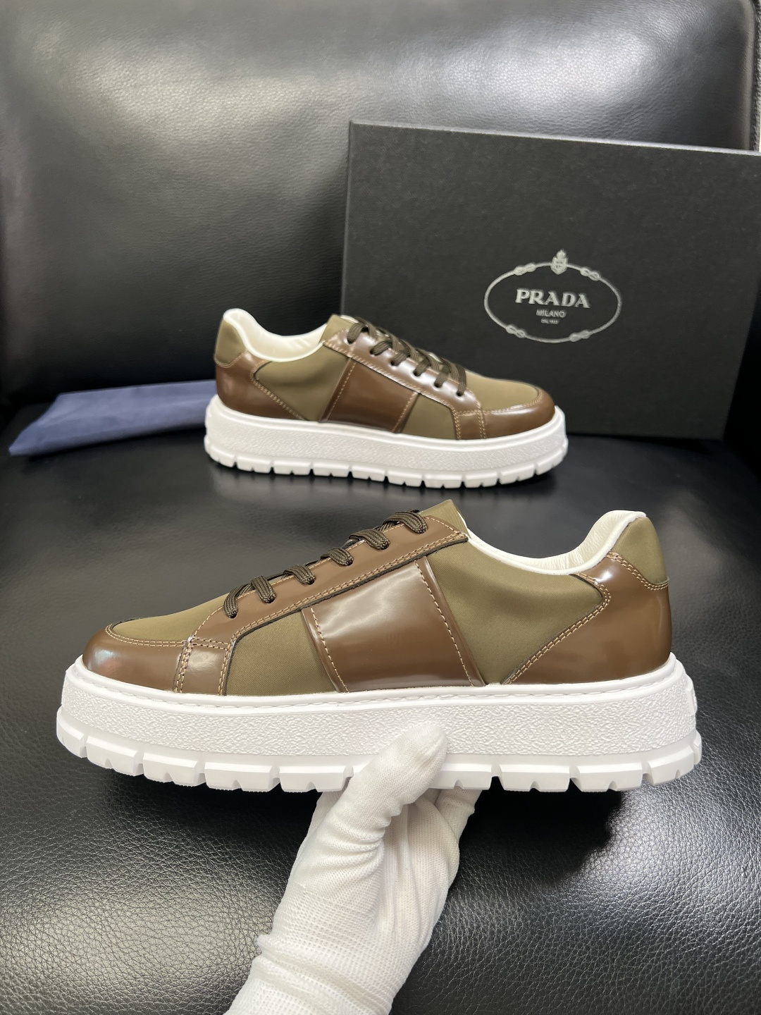 Prada 顶级工艺品，普拉达 专柜同步，原厂配置意大利进口牛皮拼布面料，进口牛皮内里垫，透气舒适，鞋底