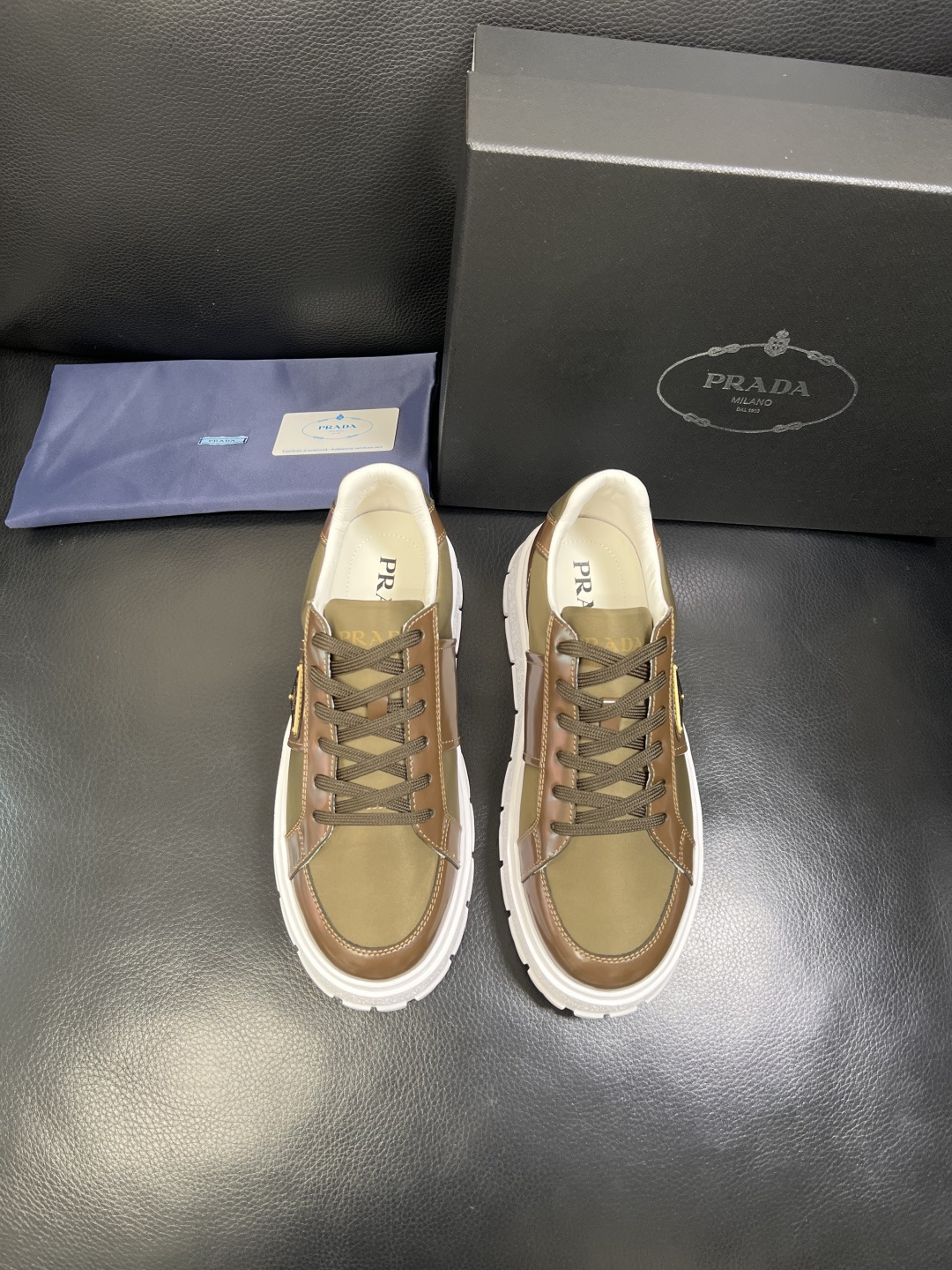 Prada 顶级工艺品，普拉达 专柜同步，原厂配置意大利进口牛皮拼布面料，进口牛皮内里垫，透气舒适，鞋底