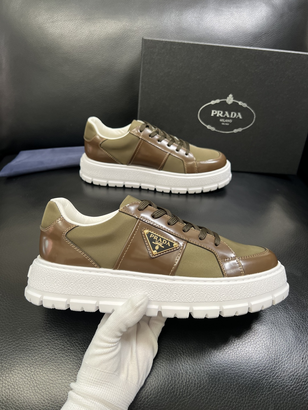 Prada 顶级工艺品，普拉达 专柜同步，原厂配置意大利进口牛皮拼布面料，进口牛皮内里垫，透气舒适，鞋底