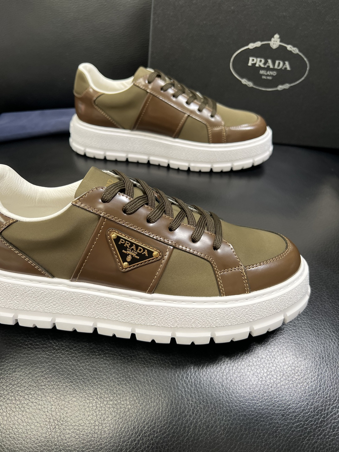 Prada 顶级工艺品，普拉达 专柜同步，原厂配置意大利进口牛皮拼布面料，进口牛皮内里垫，透气舒适，鞋底