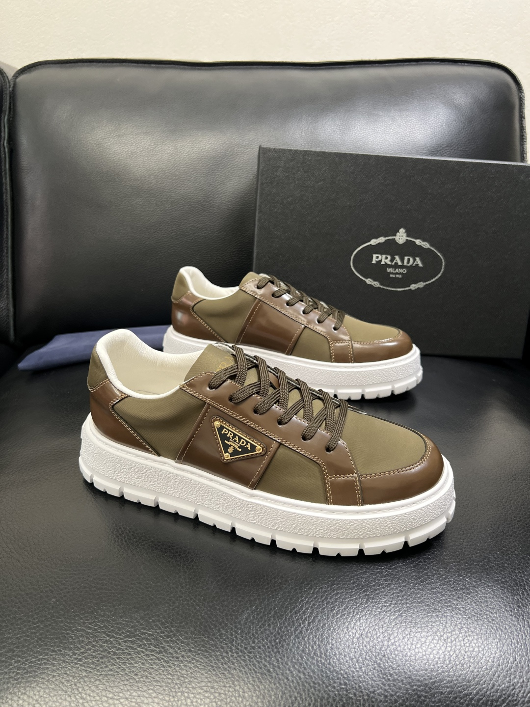 Prada 顶级工艺品，普拉达 专柜同步，原厂配置意大利进口牛皮拼布面料，进口牛皮内里垫，透气舒适，鞋底