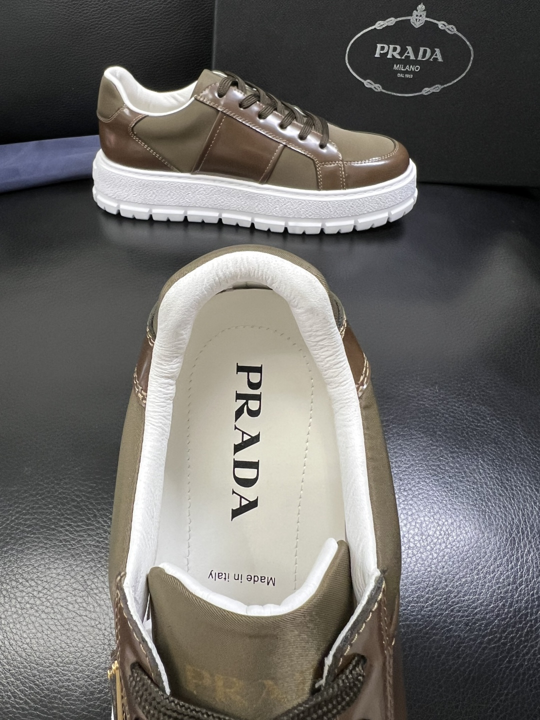 Prada 顶级工艺品，普拉达 专柜同步，原厂配置意大利进口牛皮拼布面料，进口牛皮内里垫，透气舒适，鞋底