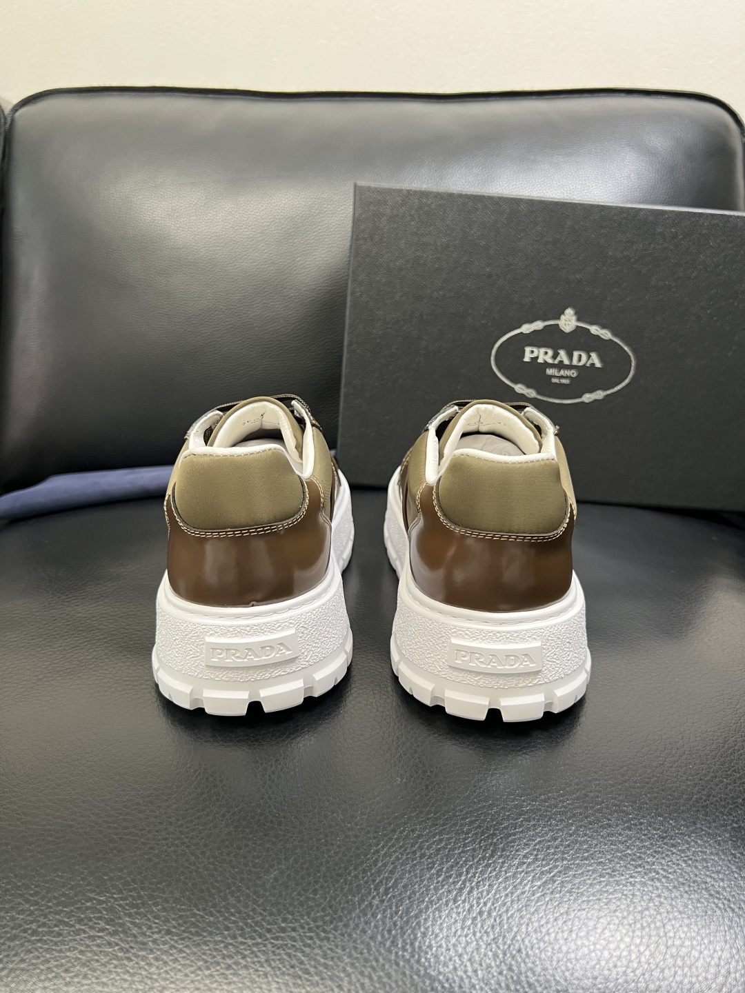 Prada 顶级工艺品，普拉达 专柜同步，原厂配置意大利进口牛皮拼布面料，进口牛皮内里垫，透气舒适，鞋底