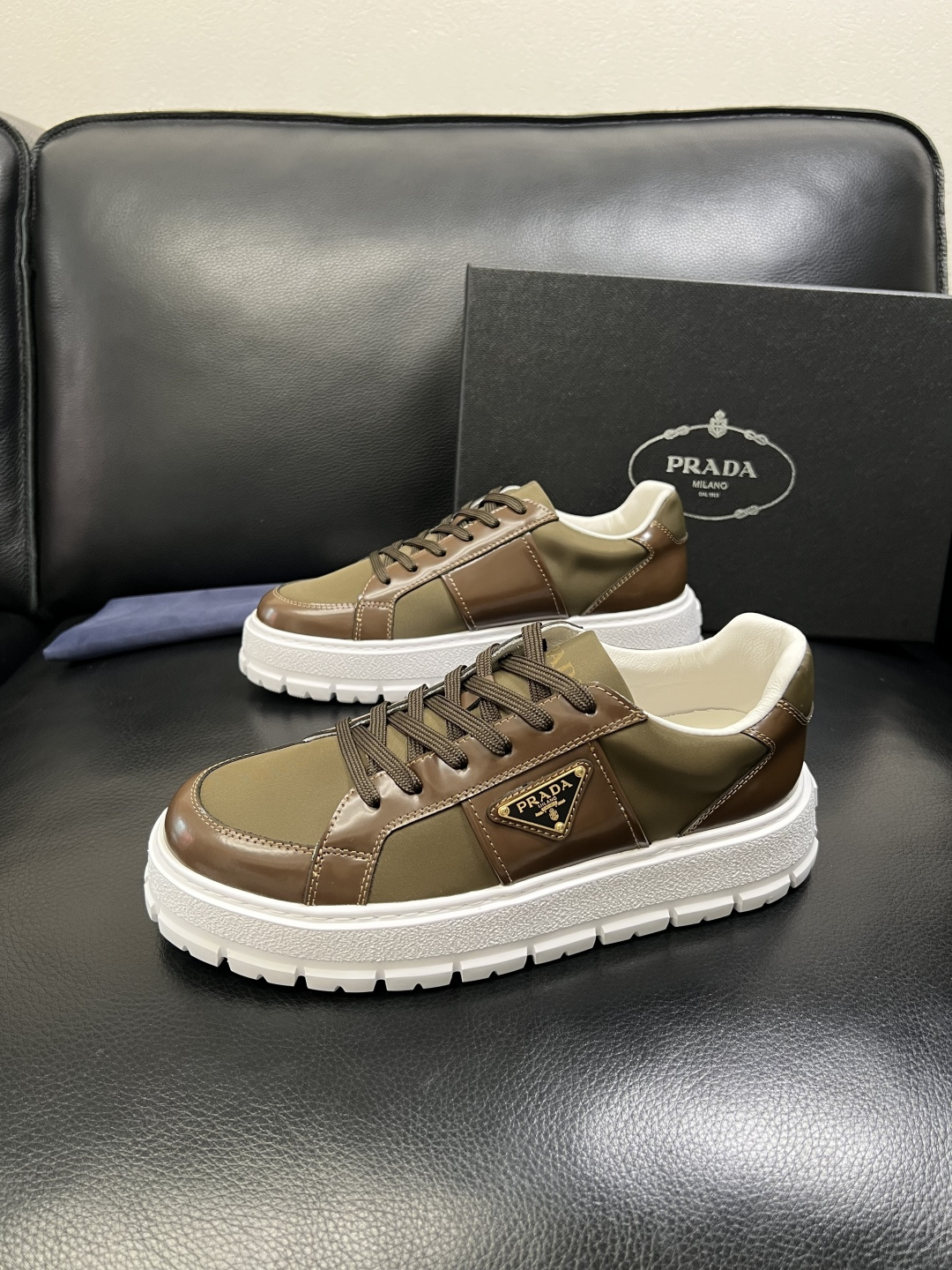 Prada 顶级工艺品，普拉达 专柜同步，原厂配置意大利进口牛皮拼布面料，进口牛皮内里垫，透气舒适，鞋底