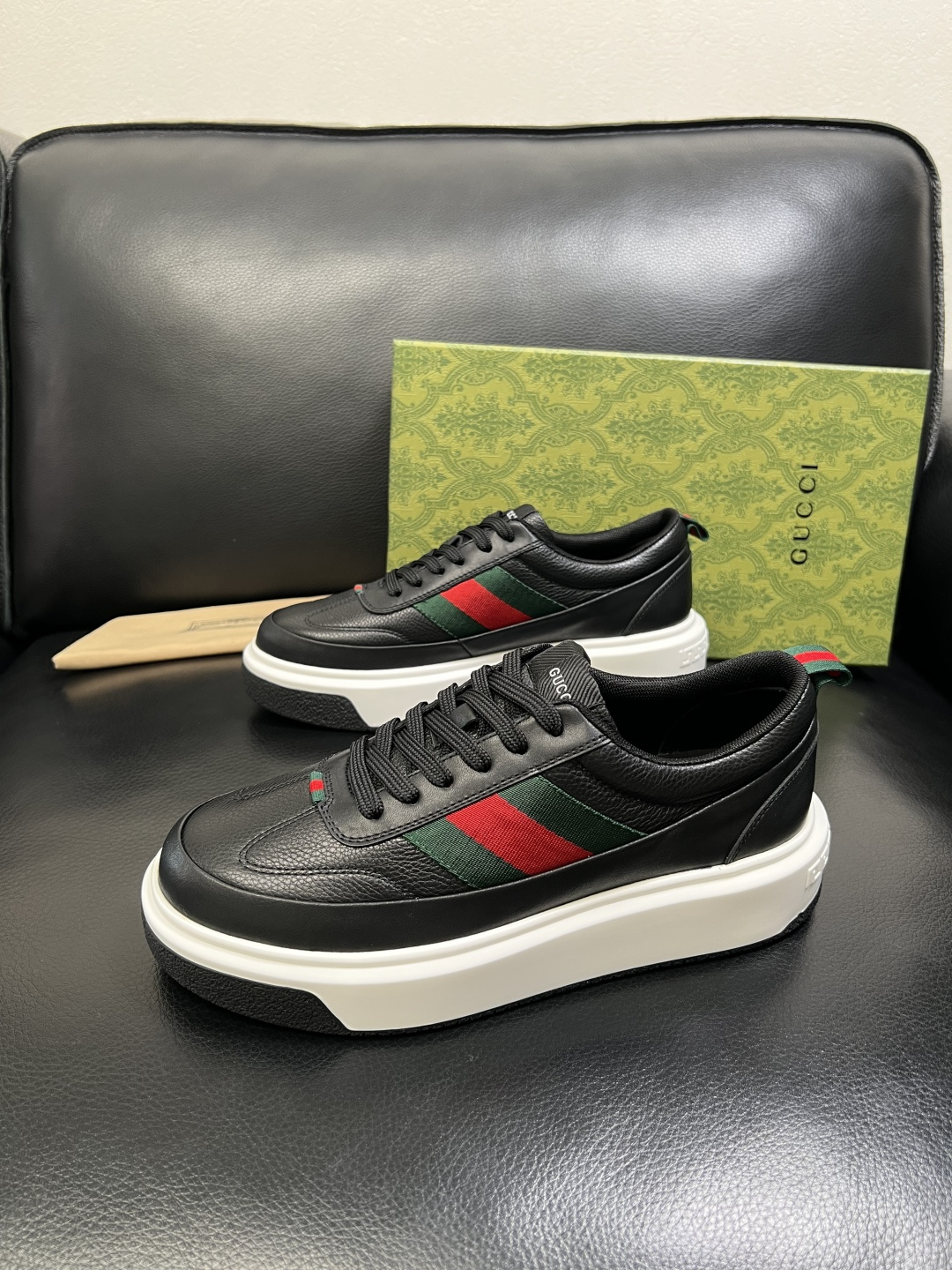 Gucci 高品质 顶级工艺品 古奇 专柜新款原厂配置，意大利进口牛皮面料，进口牛皮内里垫，透气舒适，鞋