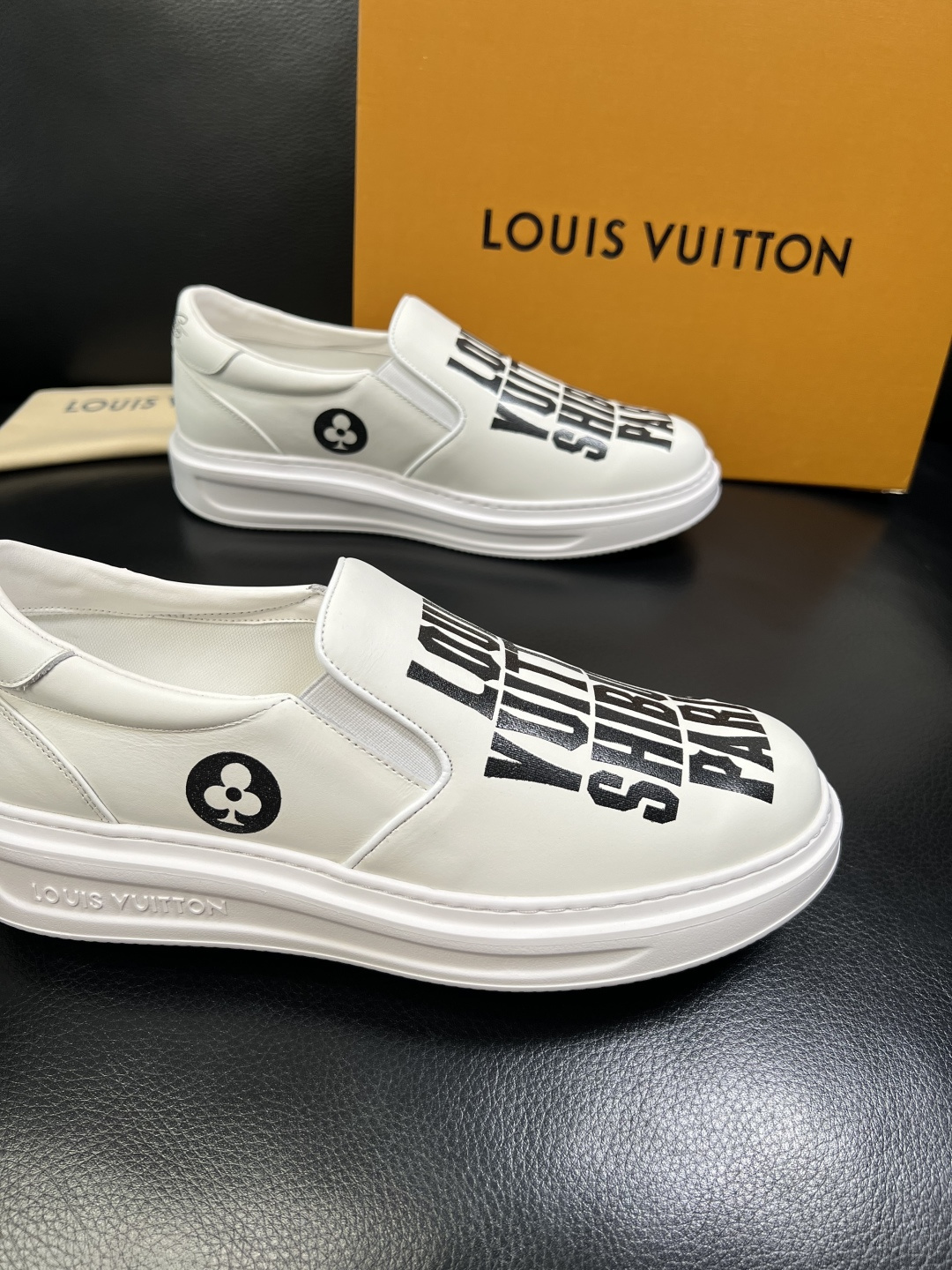 Lv 高品质 顶级工艺品 路易威登，运动板鞋专柜同步，鞋面意大利进口，高品质拼接缤纷色彩复杂工艺品，进口