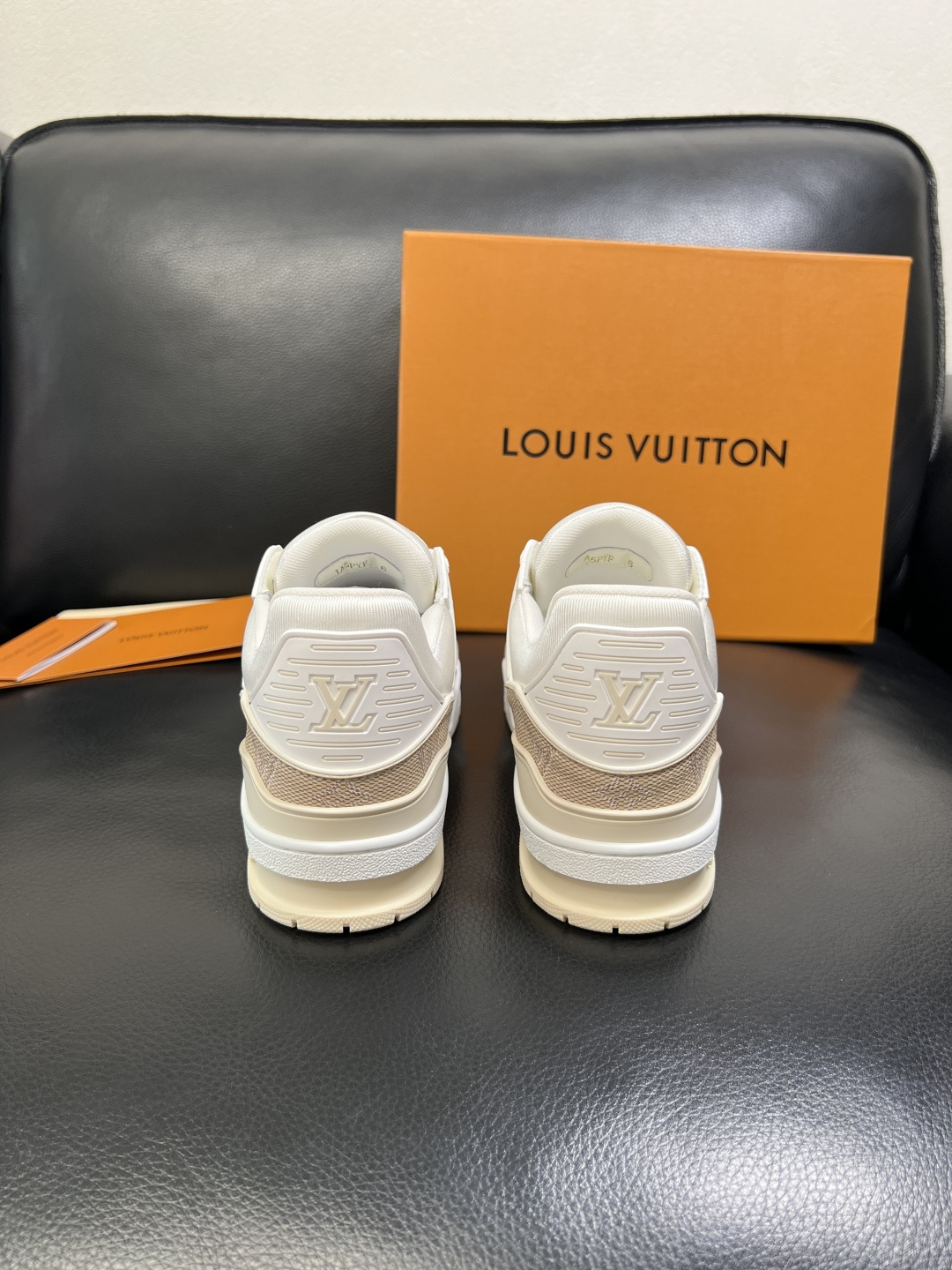 Lv 高品质 顶级工艺品 路易威登，运动板鞋专柜同步，鞋面意大利进口，高品质拼接缤纷色彩复杂工艺品，进口