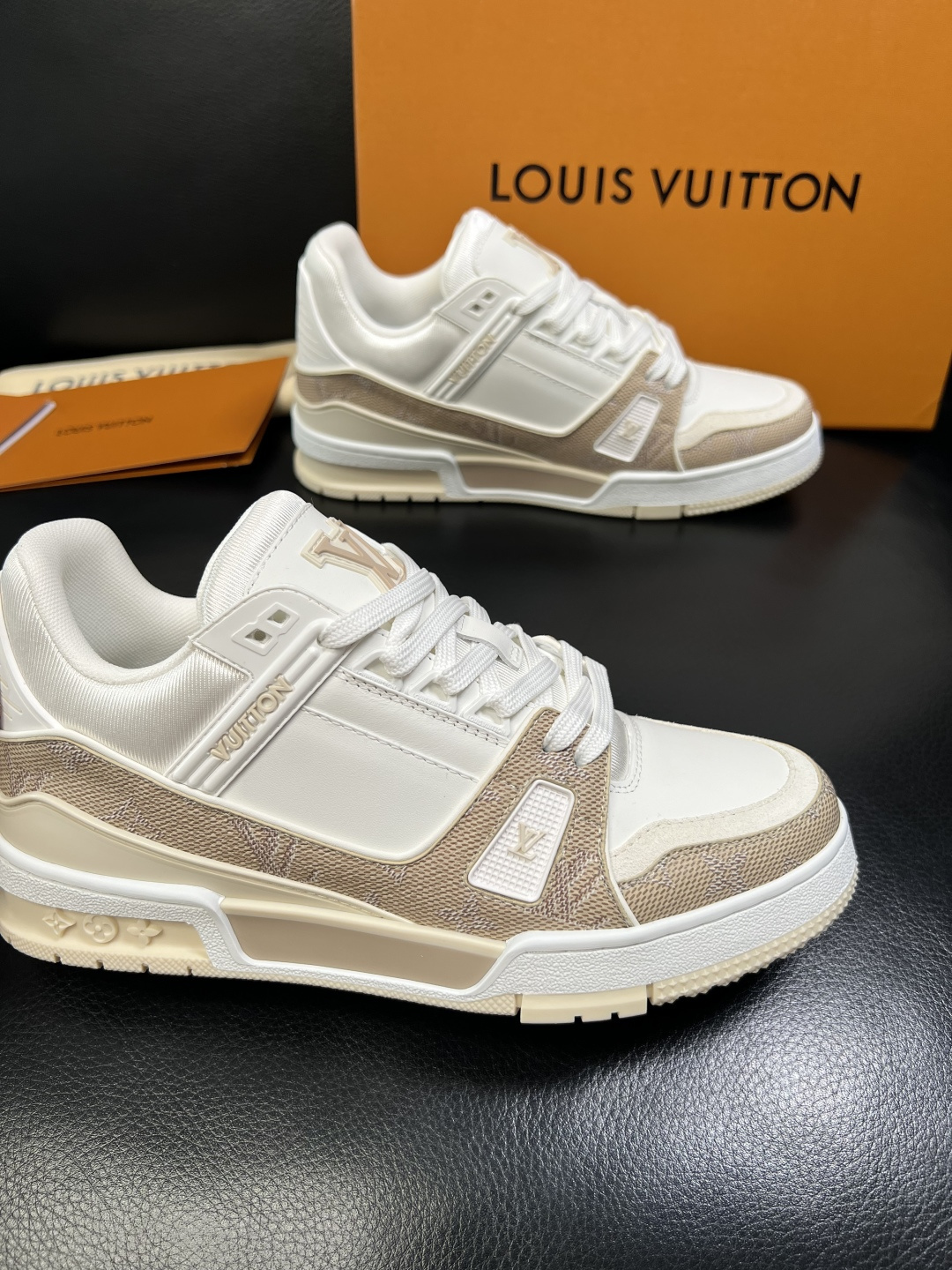 Lv 高品质 顶级工艺品 路易威登，运动板鞋专柜同步，鞋面意大利进口，高品质拼接缤纷色彩复杂工艺品，进口