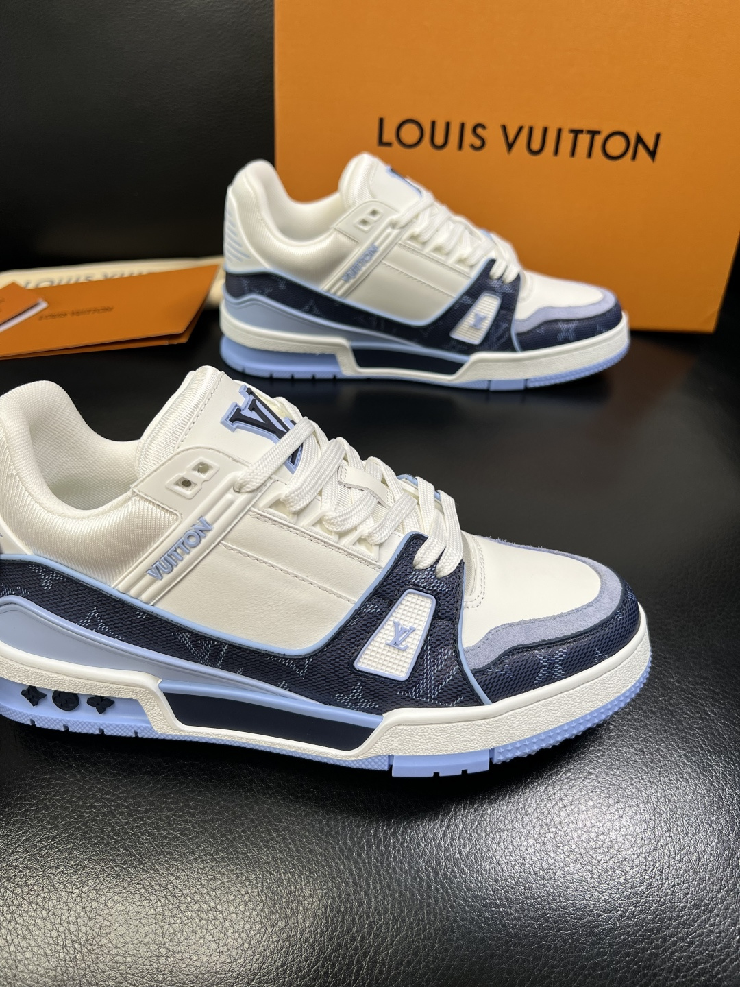 Lv 高品质 顶级工艺品 路易威登，运动板鞋专柜同步，鞋面意大利进口，高品质拼接缤纷色彩复杂工艺品，进口