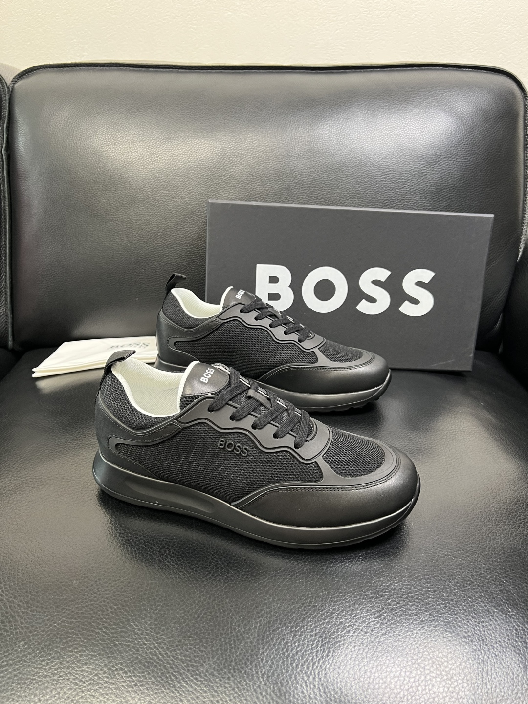 BOSS 高品质 顶级工艺品 博斯 专柜同步原厂配置，意大利进口牛皮面料牛内里垫，高品质拼接复杂工艺，透