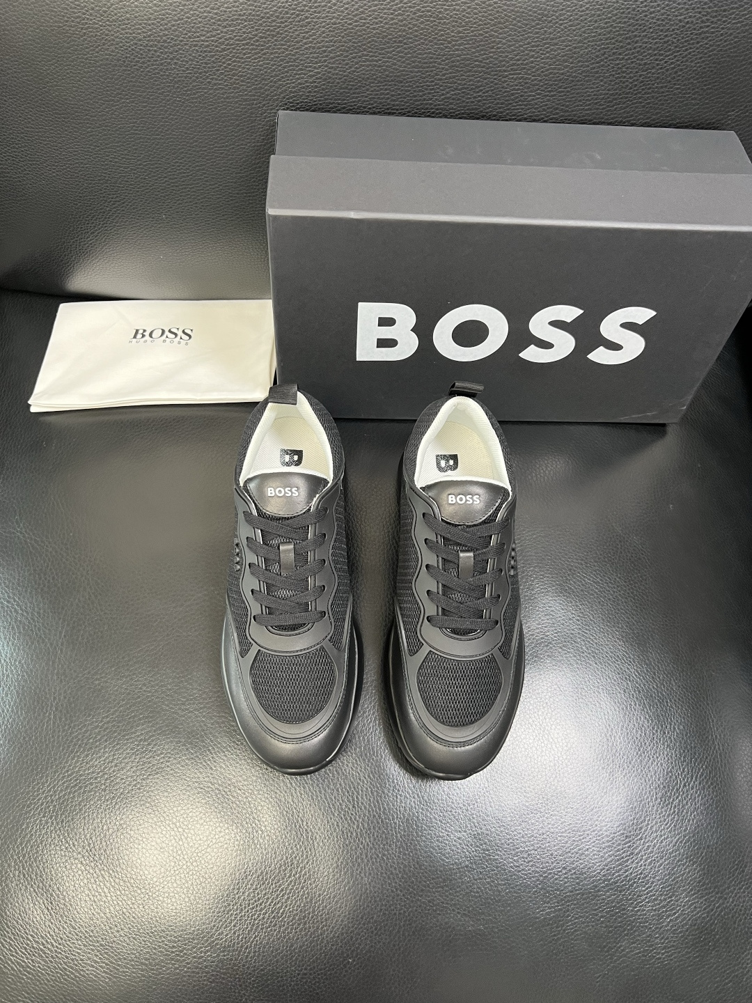 BOSS 高品质 顶级工艺品 博斯 专柜同步原厂配置，意大利进口牛皮面料牛内里垫，高品质拼接复杂工艺，透