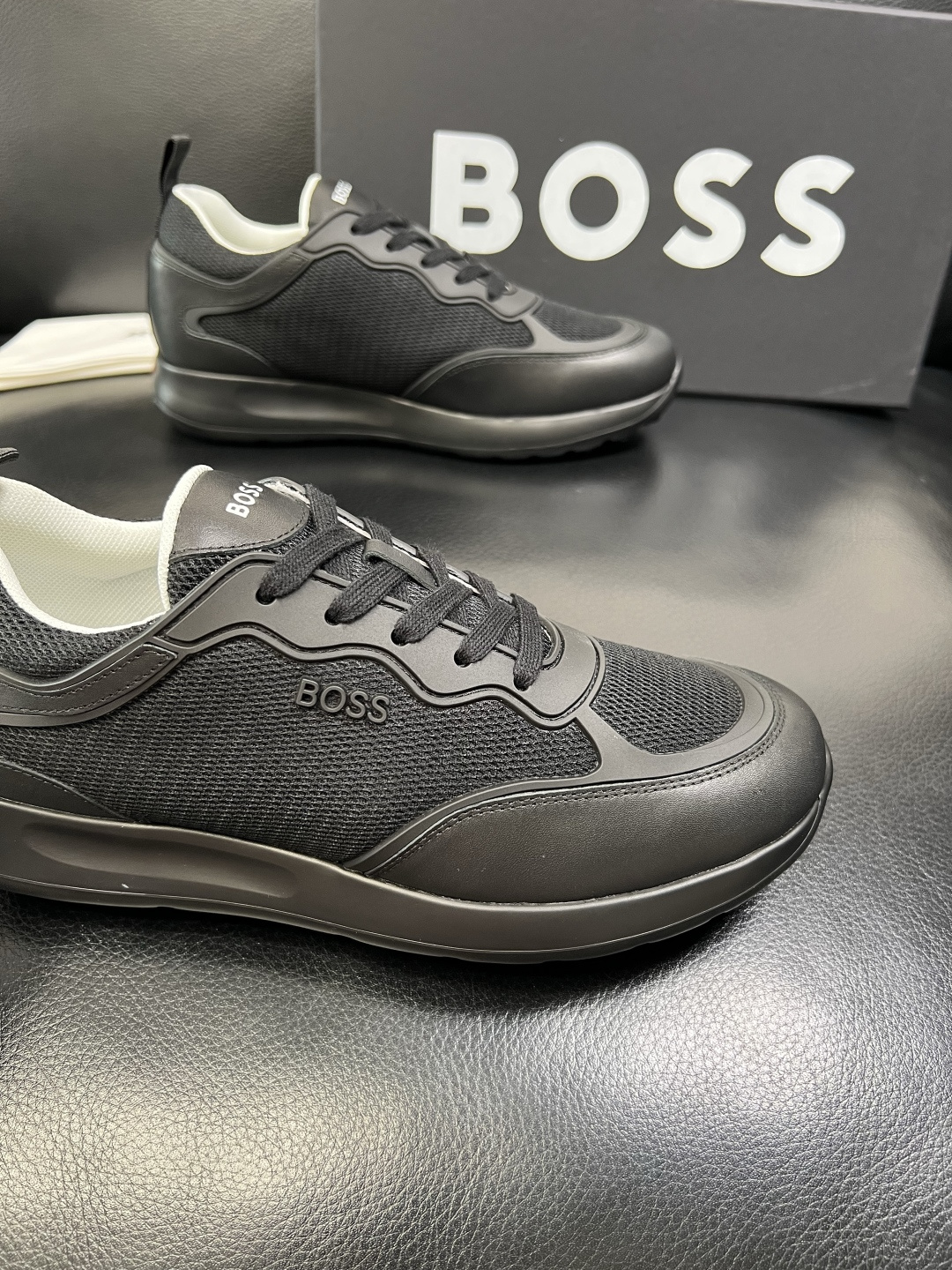 BOSS 高品质 顶级工艺品 博斯 专柜同步原厂配置，意大利进口牛皮面料牛内里垫，高品质拼接复杂工艺，透