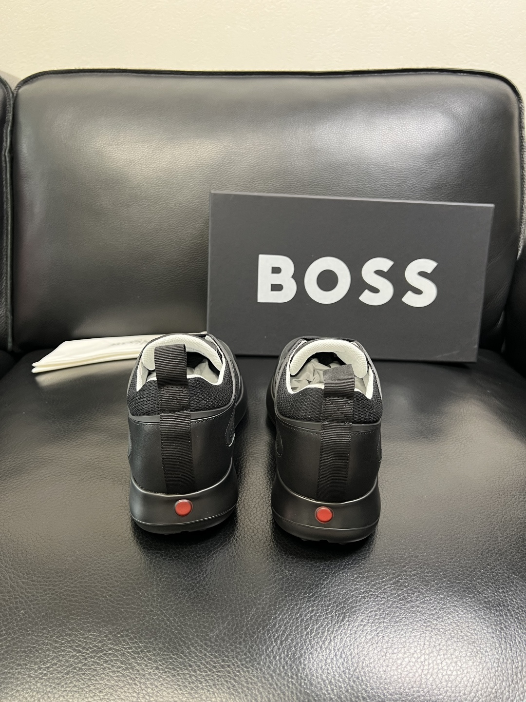 BOSS 高品质 顶级工艺品 博斯 专柜同步原厂配置，意大利进口牛皮面料牛内里垫，高品质拼接复杂工艺，透