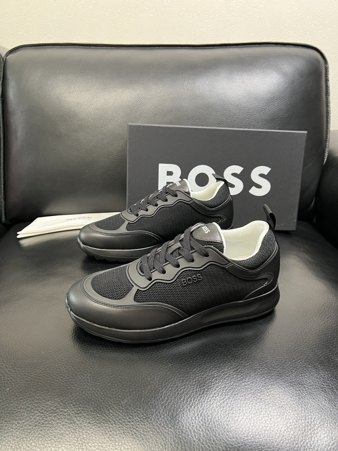 BOSS 高品质 顶级工艺品 博斯 专柜同步原厂配置，意大利进口牛皮面料牛内里垫，高品质拼接复杂工艺，透