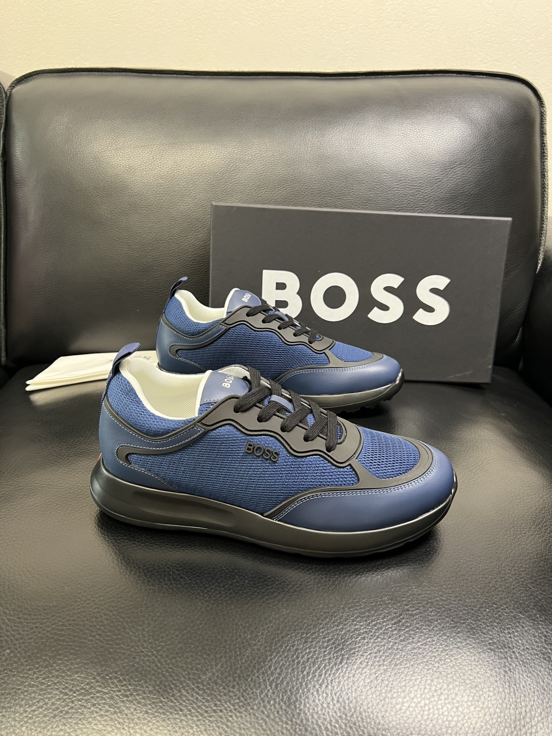 BOSS 高品质 顶级工艺品 博斯 专柜同步原厂配置，意大利进口牛皮面料牛内里垫，高品质拼接复杂工艺，透