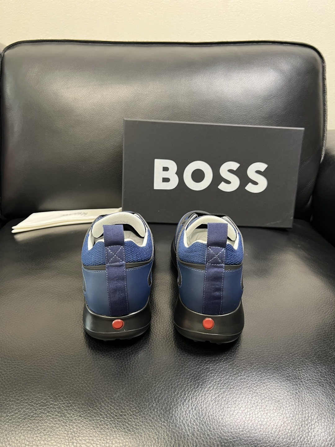 BOSS 高品质 顶级工艺品 博斯 专柜同步原厂配置，意大利进口牛皮面料牛内里垫，高品质拼接复杂工艺，透