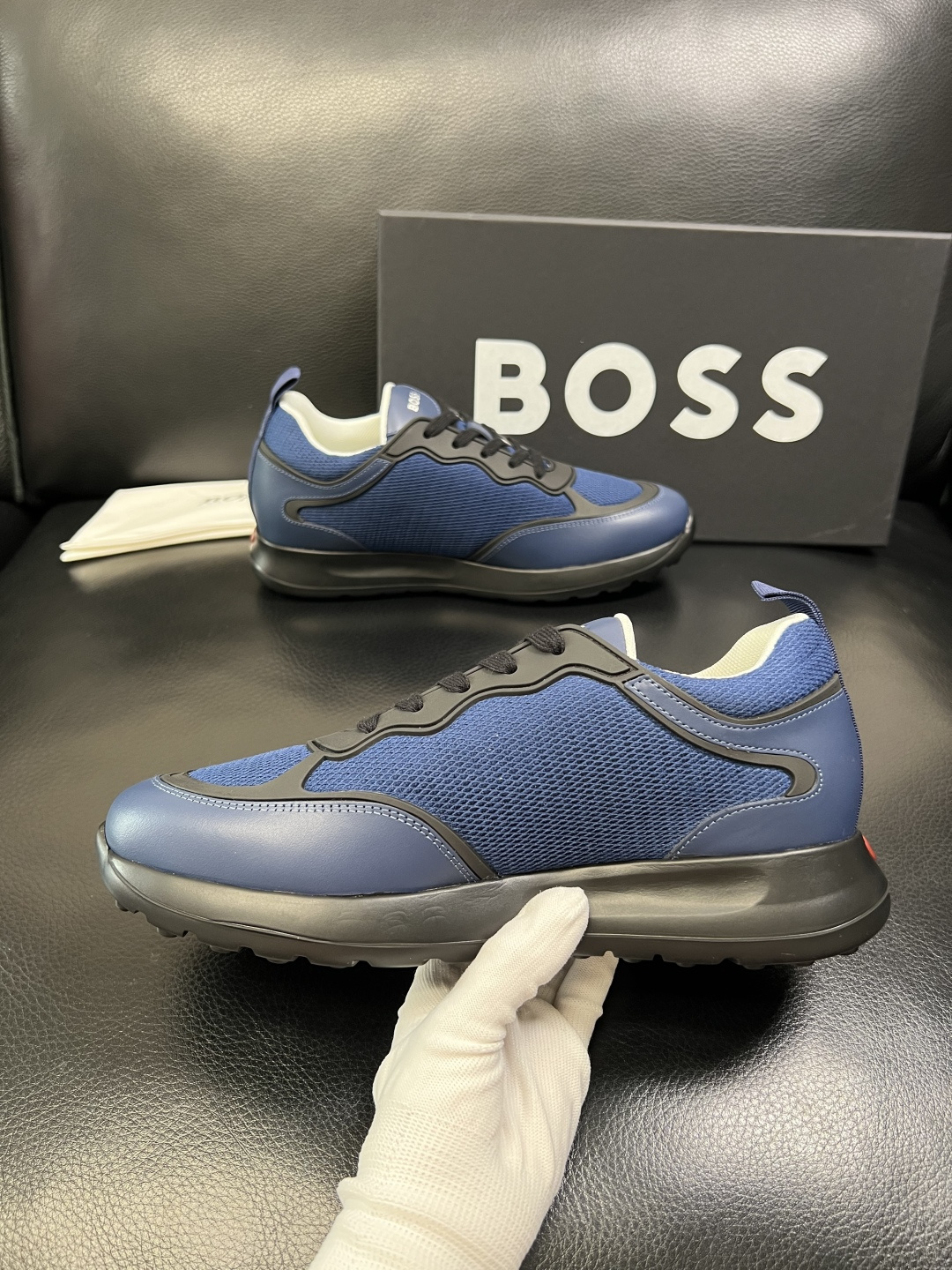 BOSS 高品质 顶级工艺品 博斯 专柜同步原厂配置，意大利进口牛皮面料牛内里垫，高品质拼接复杂工艺，透