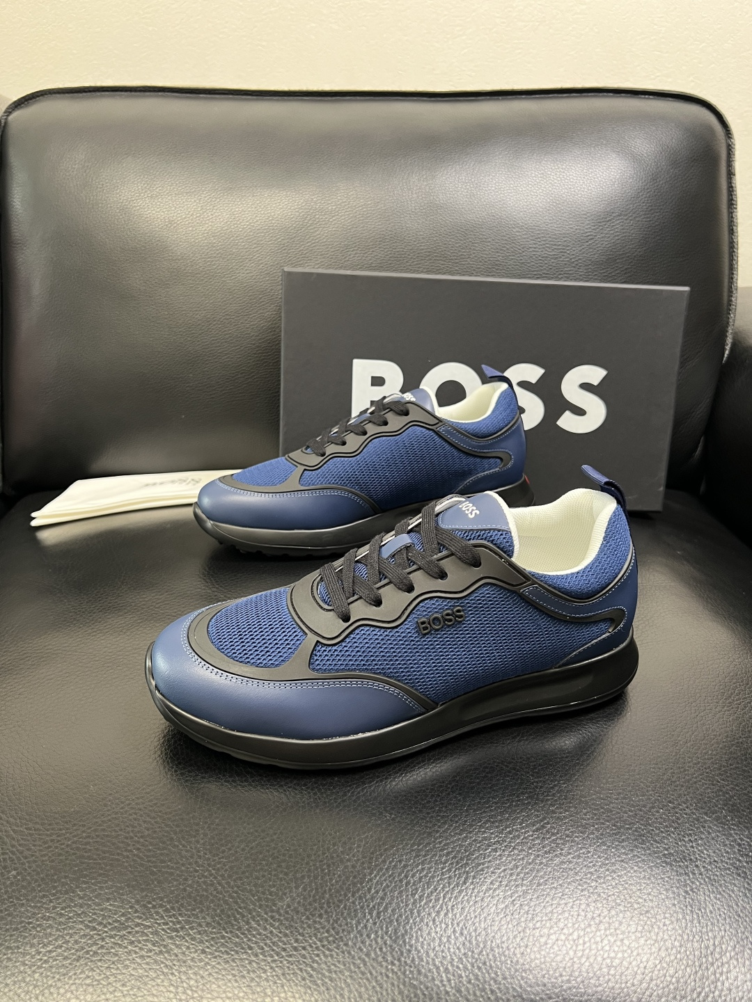 BOSS 高品质 顶级工艺品 博斯 专柜同步原厂配置，意大利进口牛皮面料牛内里垫，高品质拼接复杂工艺，透