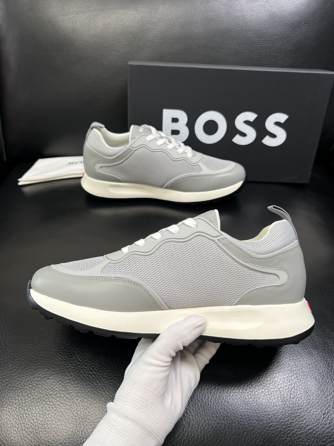 BOSS 高品质 顶级工艺品 博斯 专柜同步原厂配置，意大利进口牛皮面料牛内里垫，高品质拼接复杂工艺，透