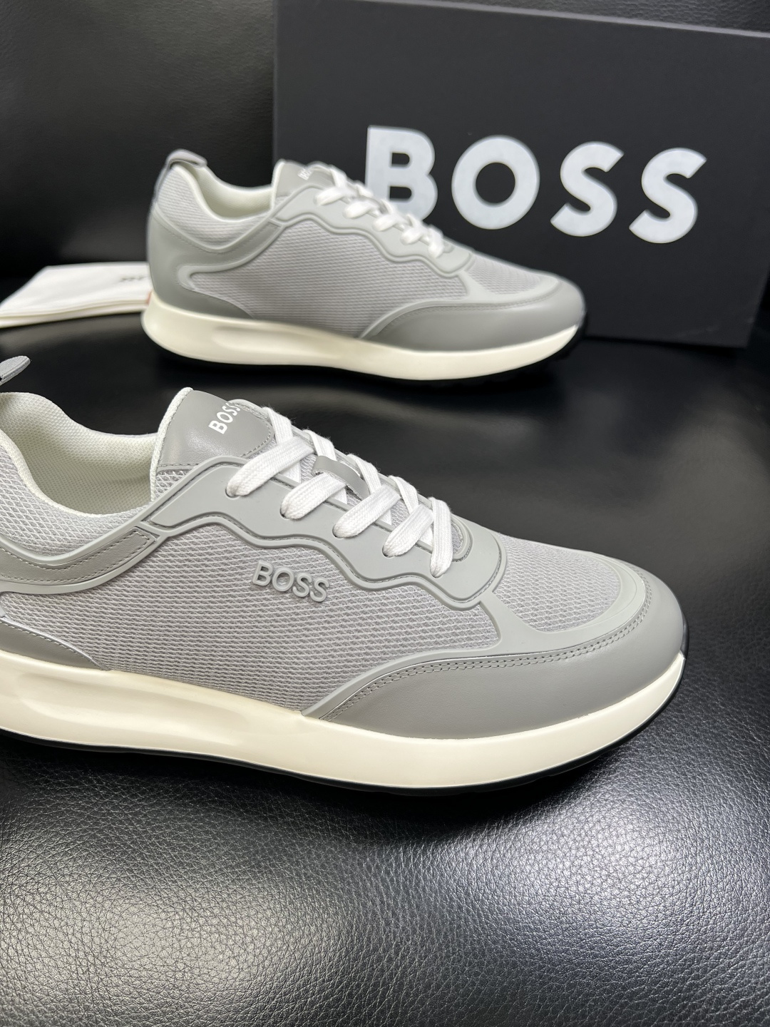 BOSS 高品质 顶级工艺品 博斯 专柜同步原厂配置，意大利进口牛皮面料牛内里垫，高品质拼接复杂工艺，透