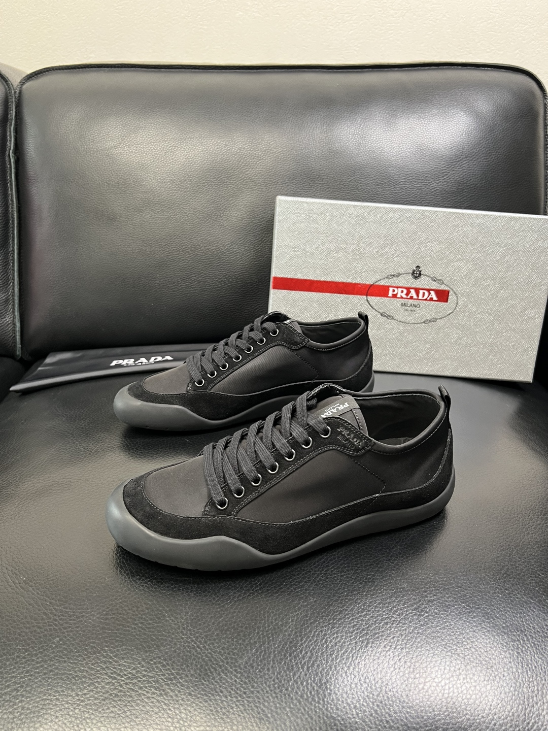 PRADA 高品质 顶级工艺品 普拉达 专柜同步 原厂配置，意大利进口原版牛皮面料，透气舒适进口水染牛里