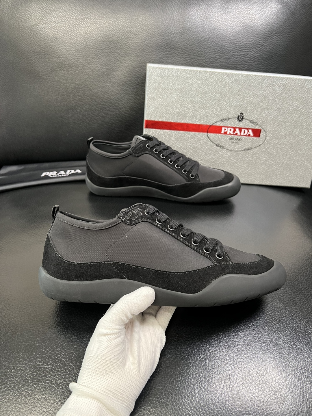 PRADA 高品质 顶级工艺品 普拉达 专柜同步 原厂配置，意大利进口原版牛皮面料，透气舒适进口水染牛里