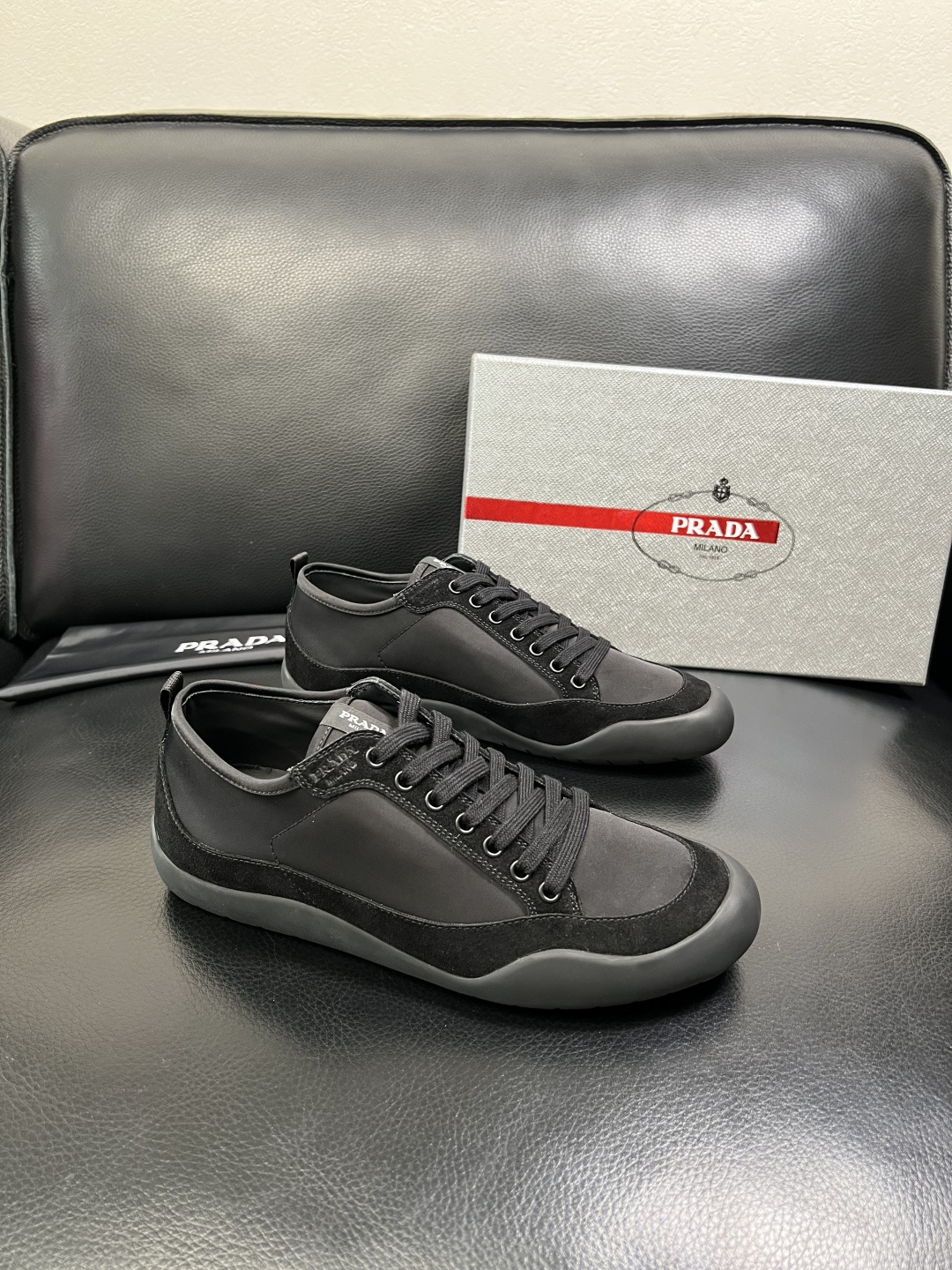 PRADA 高品质 顶级工艺品 普拉达 专柜同步 原厂配置，意大利进口原版牛皮面料，透气舒适进口水染牛里