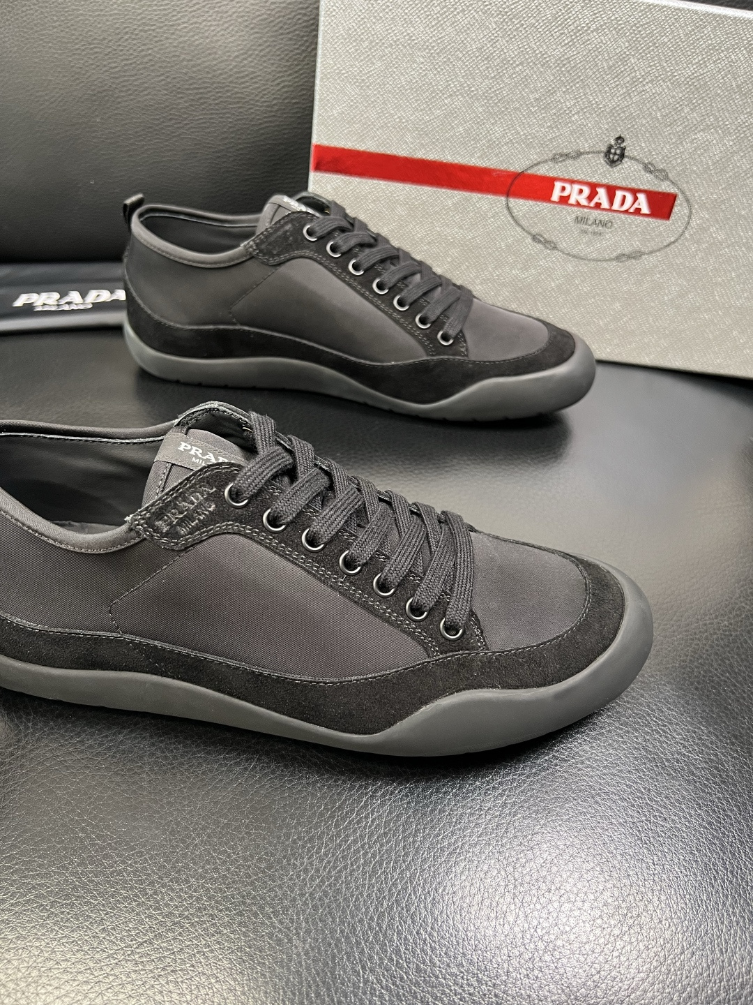 PRADA 高品质 顶级工艺品 普拉达 专柜同步 原厂配置，意大利进口原版牛皮面料，透气舒适进口水染牛里