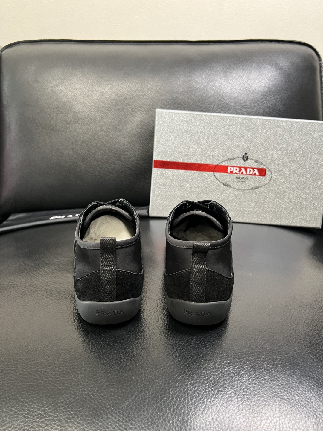 PRADA 高品质 顶级工艺品 普拉达 专柜同步 原厂配置，意大利进口原版牛皮面料，透气舒适进口水染牛里