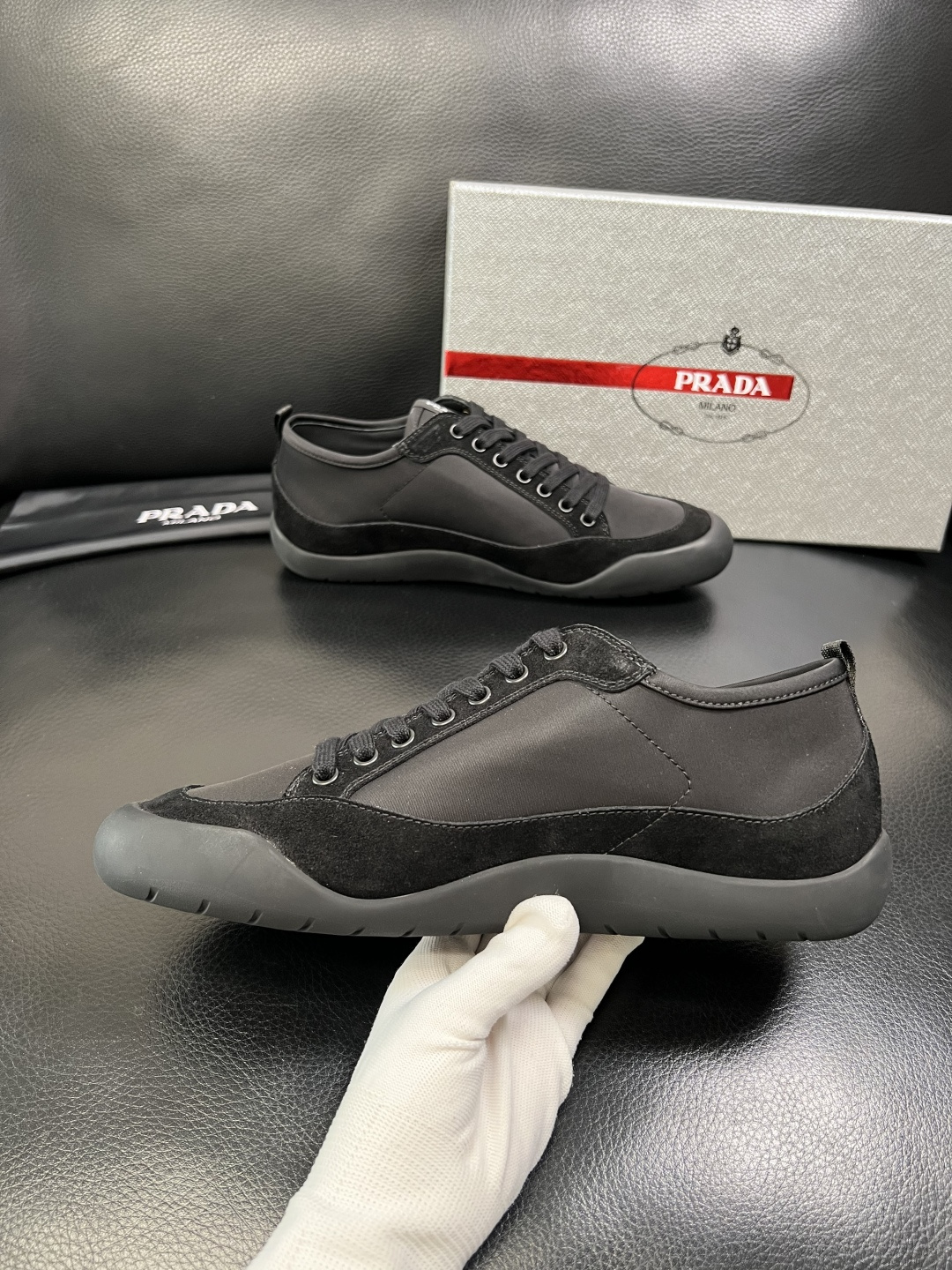 PRADA 高品质 顶级工艺品 普拉达 专柜同步 原厂配置，意大利进口原版牛皮面料，透气舒适进口水染牛里