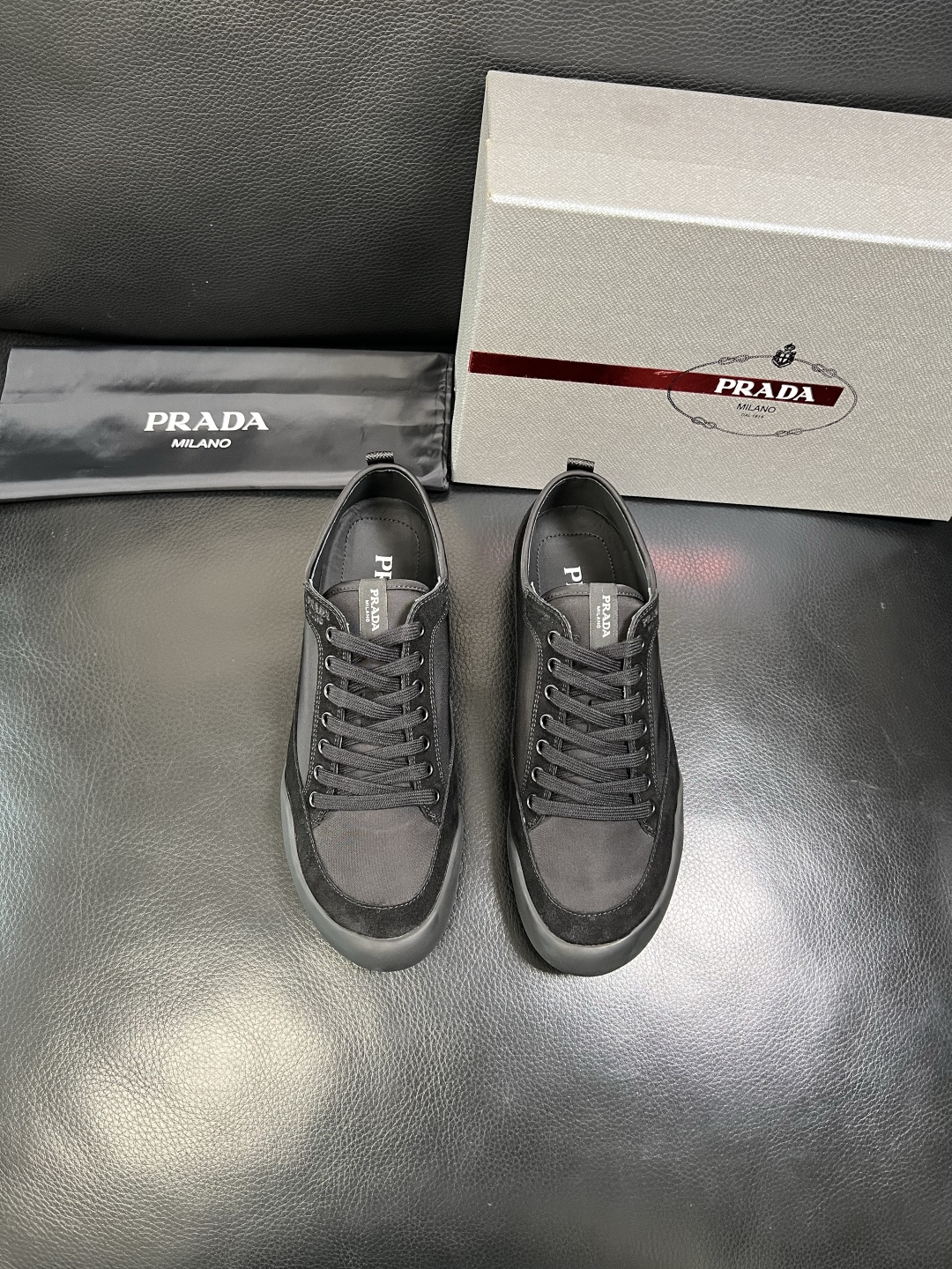 PRADA 高品质 顶级工艺品 普拉达 专柜同步 原厂配置，意大利进口原版牛皮面料，透气舒适进口水染牛里