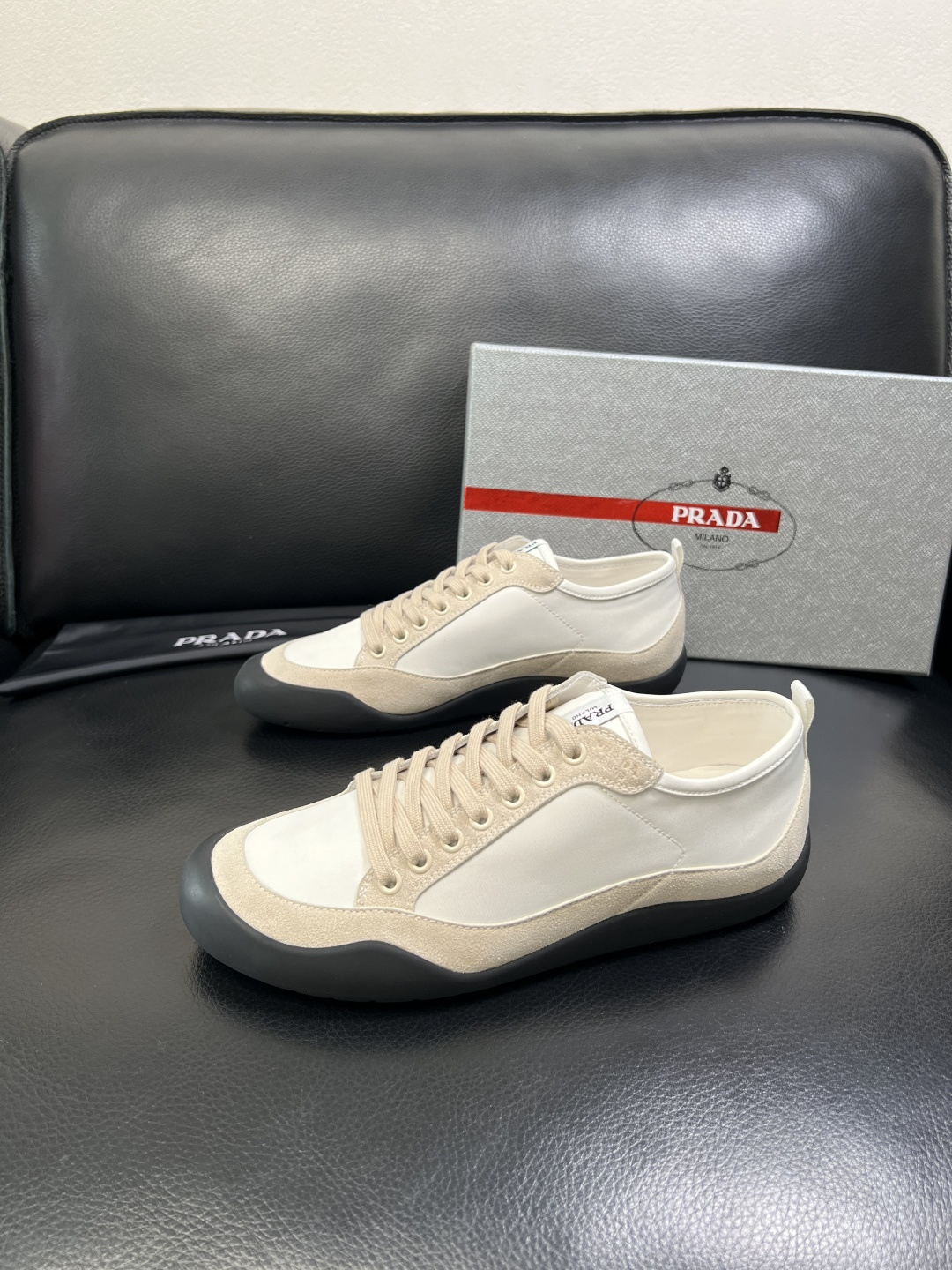 PRADA 高品质 顶级工艺品 普拉达 专柜同步 原厂配置，意大利进口原版牛皮面料，透气舒适进口水染牛里