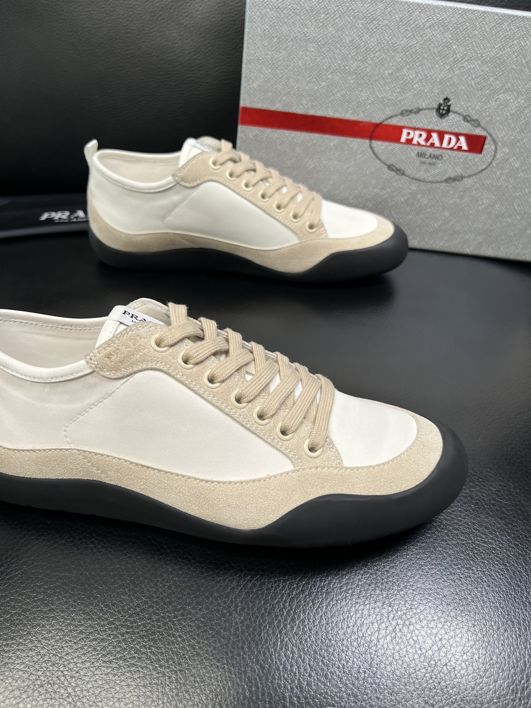 PRADA 高品质 顶级工艺品 普拉达 专柜同步 原厂配置，意大利进口原版牛皮面料，透气舒适进口水染牛里