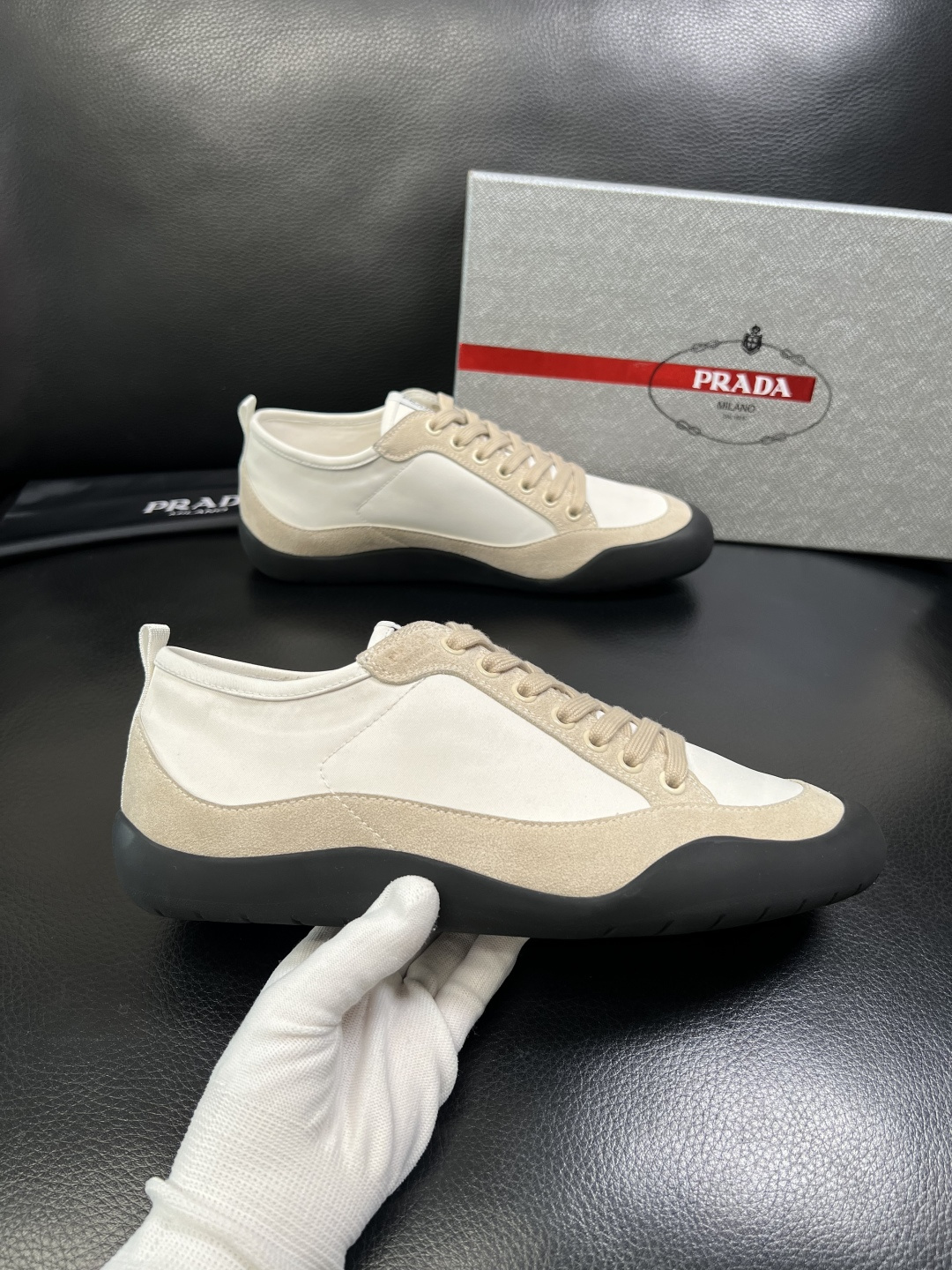 PRADA 高品质 顶级工艺品 普拉达 专柜同步 原厂配置，意大利进口原版牛皮面料，透气舒适进口水染牛里