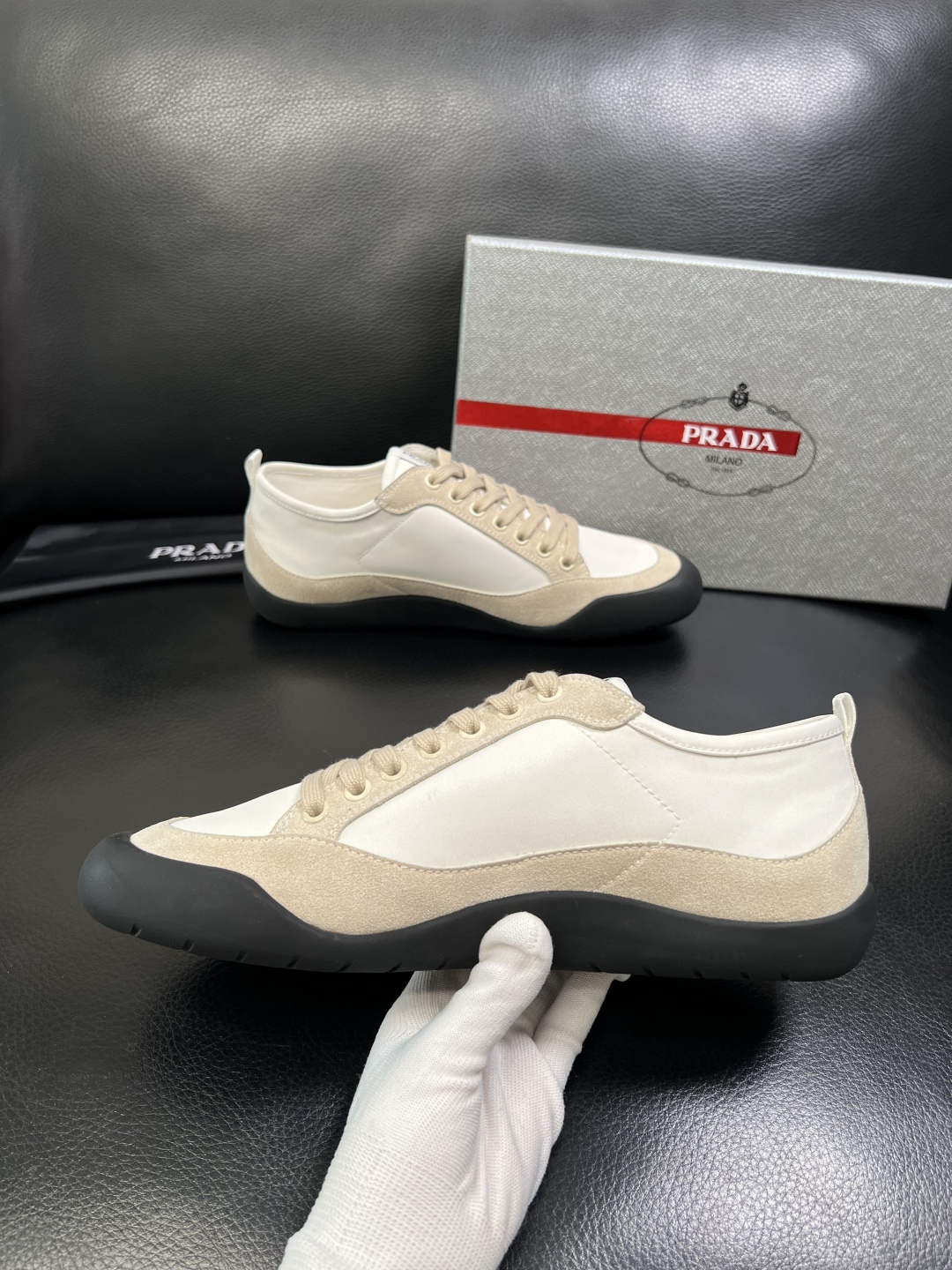 PRADA 高品质 顶级工艺品 普拉达 专柜同步 原厂配置，意大利进口原版牛皮面料，透气舒适进口水染牛里