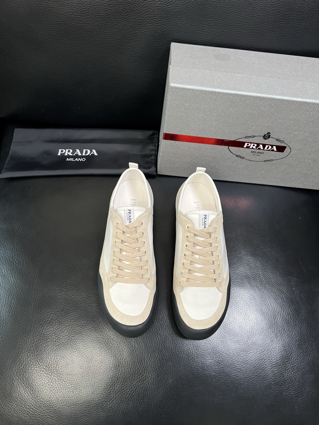 PRADA 高品质 顶级工艺品 普拉达 专柜同步 原厂配置，意大利进口原版牛皮面料，透气舒适进口水染牛里
