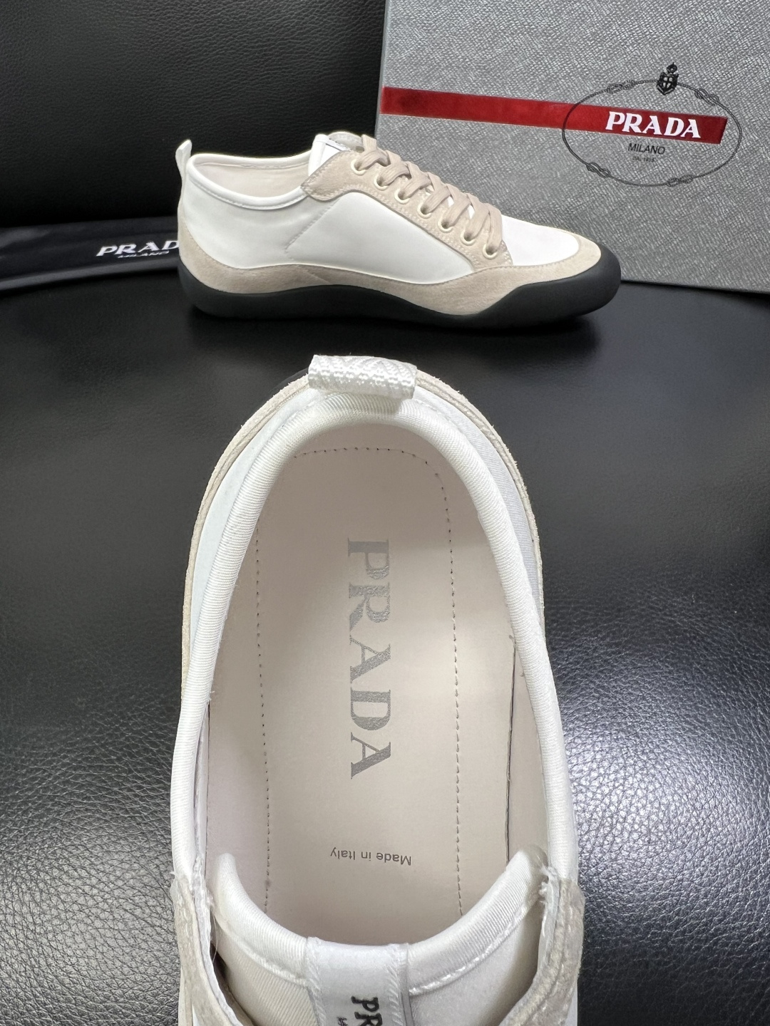 PRADA 高品质 顶级工艺品 普拉达 专柜同步 原厂配置，意大利进口原版牛皮面料，透气舒适进口水染牛里