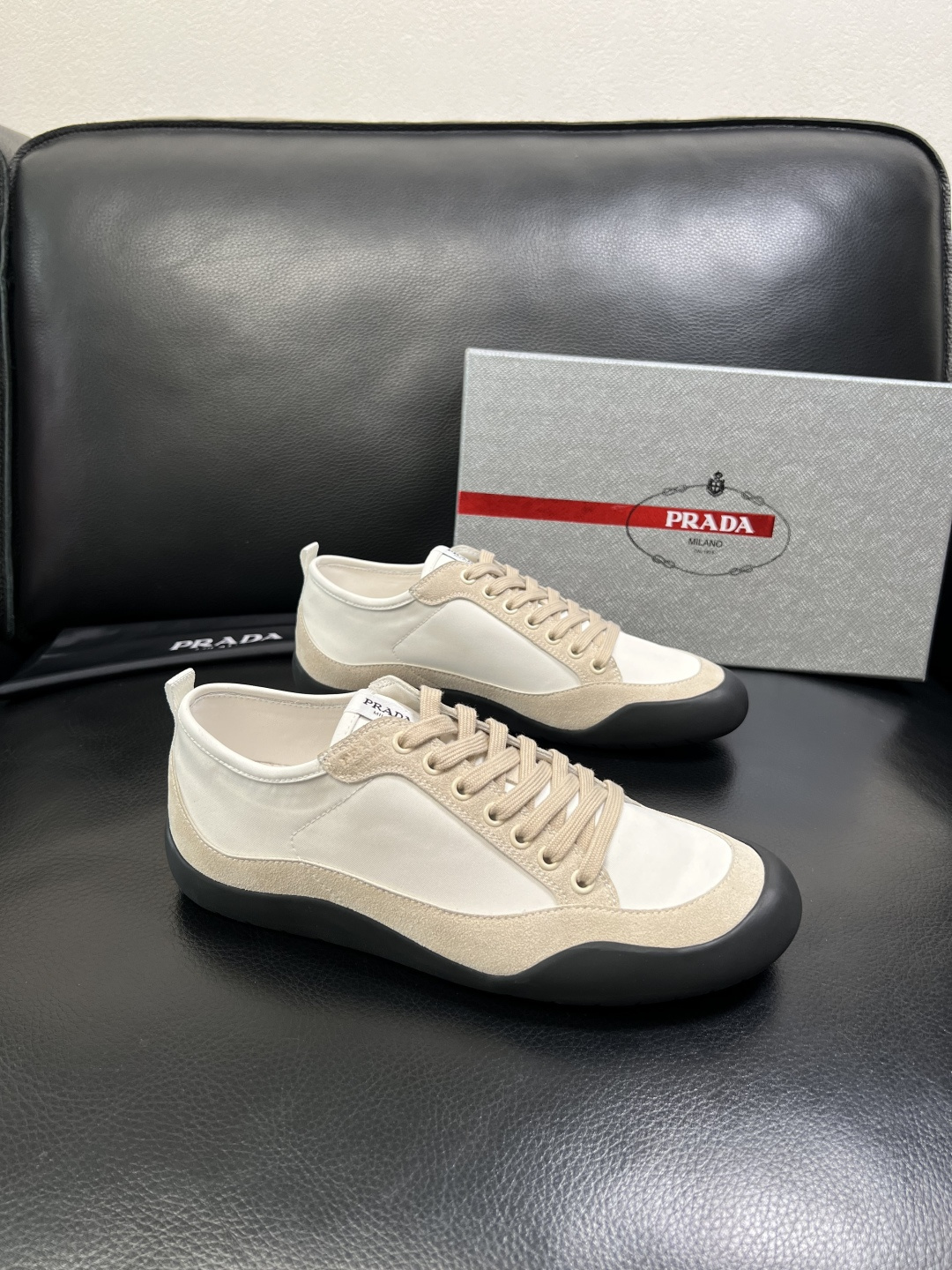 PRADA 高品质 顶级工艺品 普拉达 专柜同步 原厂配置，意大利进口原版牛皮面料，透气舒适进口水染牛里