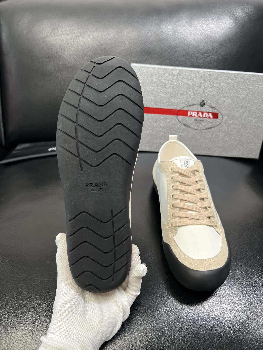 PRADA 高品质 顶级工艺品 普拉达 专柜同步 原厂配置，意大利进口原版牛皮面料，透气舒适进口水染牛里