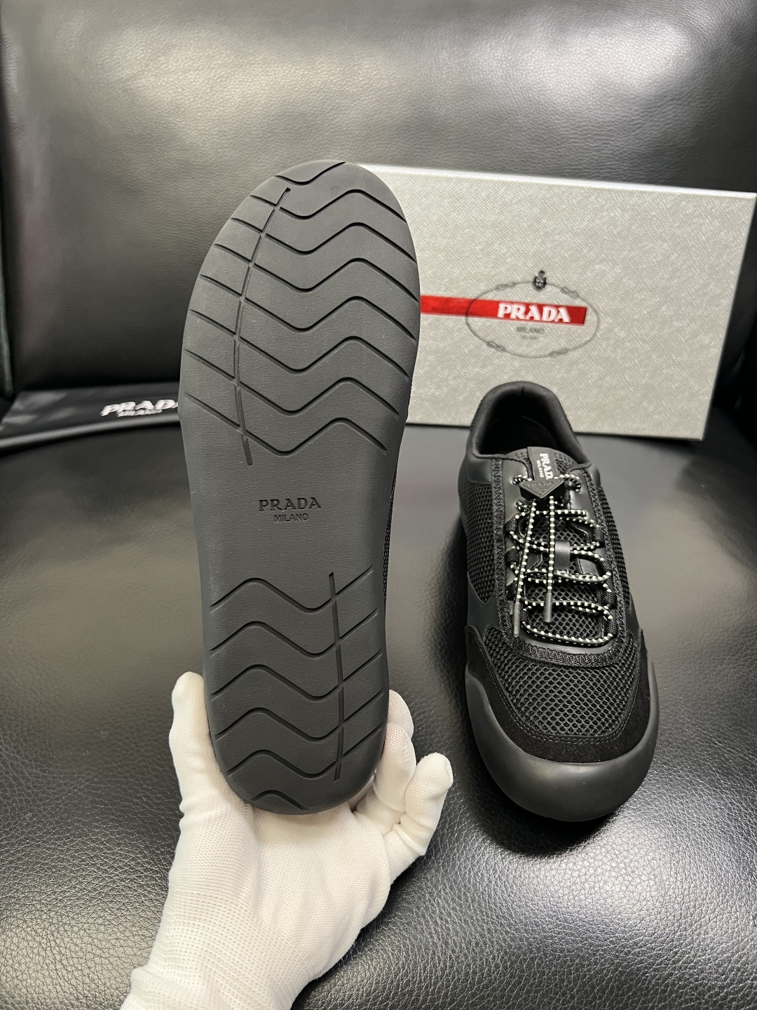 PRADA 高品质 顶级工艺品 普拉达 专柜同步 原厂配置，意大利进口原版牛皮面料，透气舒适进口水染牛里