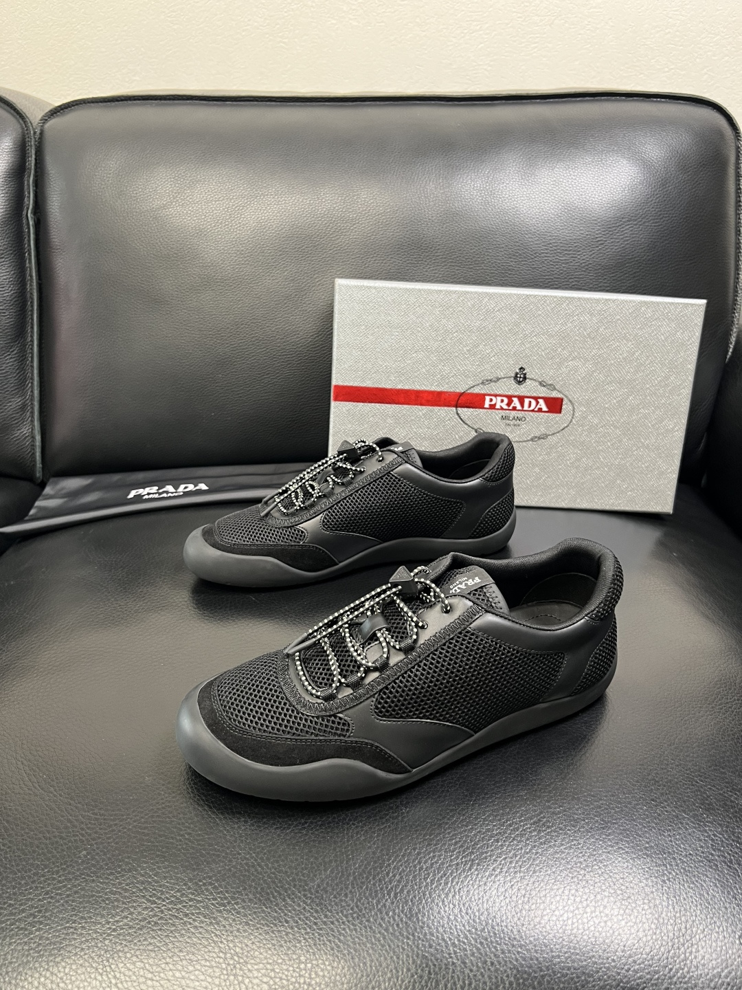 PRADA 高品质 顶级工艺品 普拉达 专柜同步 原厂配置，意大利进口原版牛皮面料，透气舒适进口水染牛里