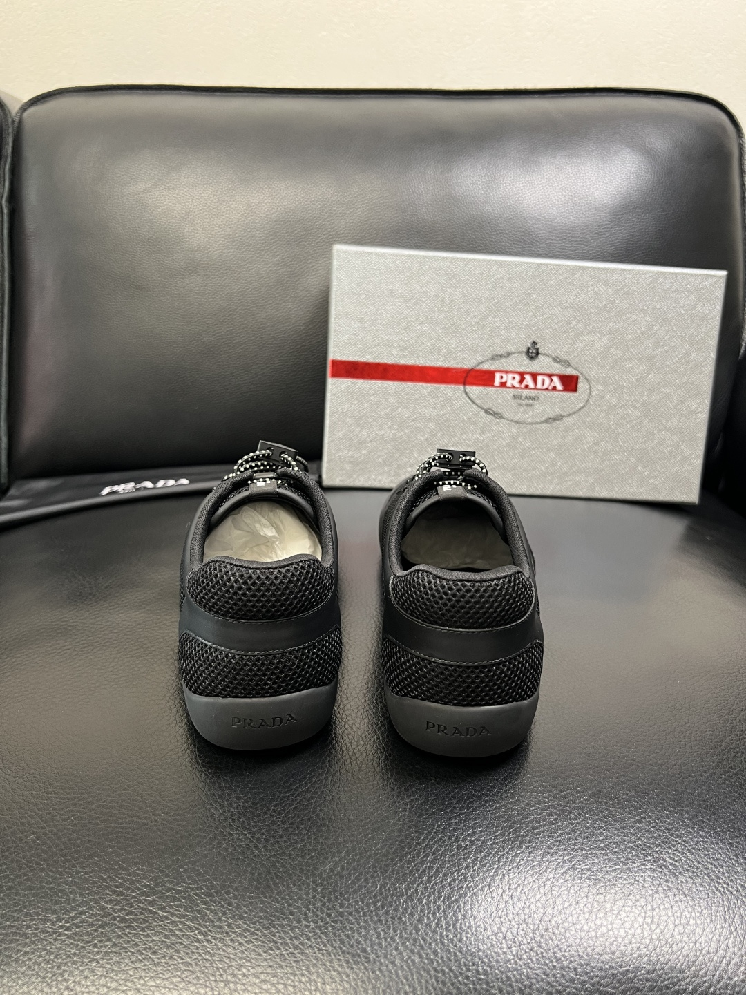 PRADA 高品质 顶级工艺品 普拉达 专柜同步 原厂配置，意大利进口原版牛皮面料，透气舒适进口水染牛里