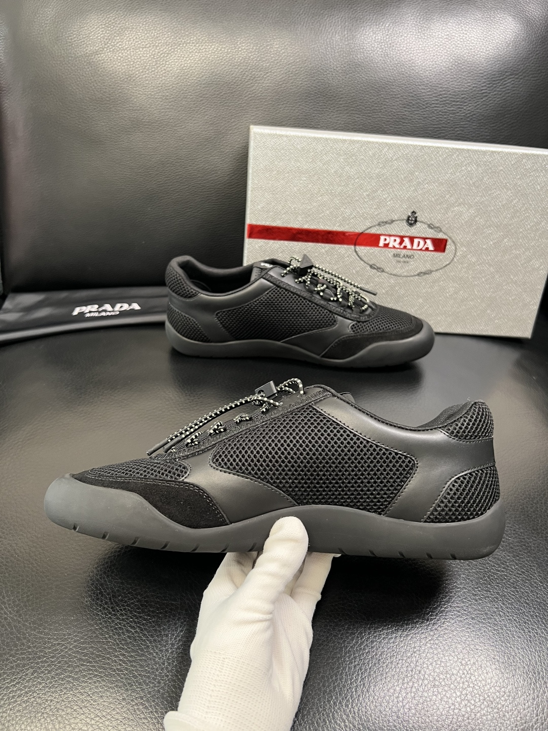 PRADA 高品质 顶级工艺品 普拉达 专柜同步 原厂配置，意大利进口原版牛皮面料，透气舒适进口水染牛里