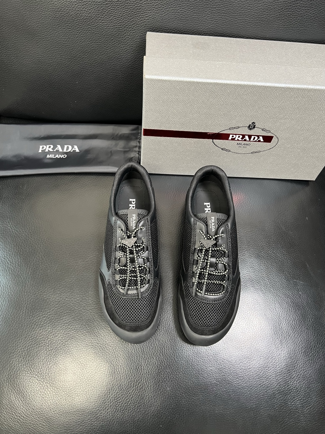 PRADA 高品质 顶级工艺品 普拉达 专柜同步 原厂配置，意大利进口原版牛皮面料，透气舒适进口水染牛里