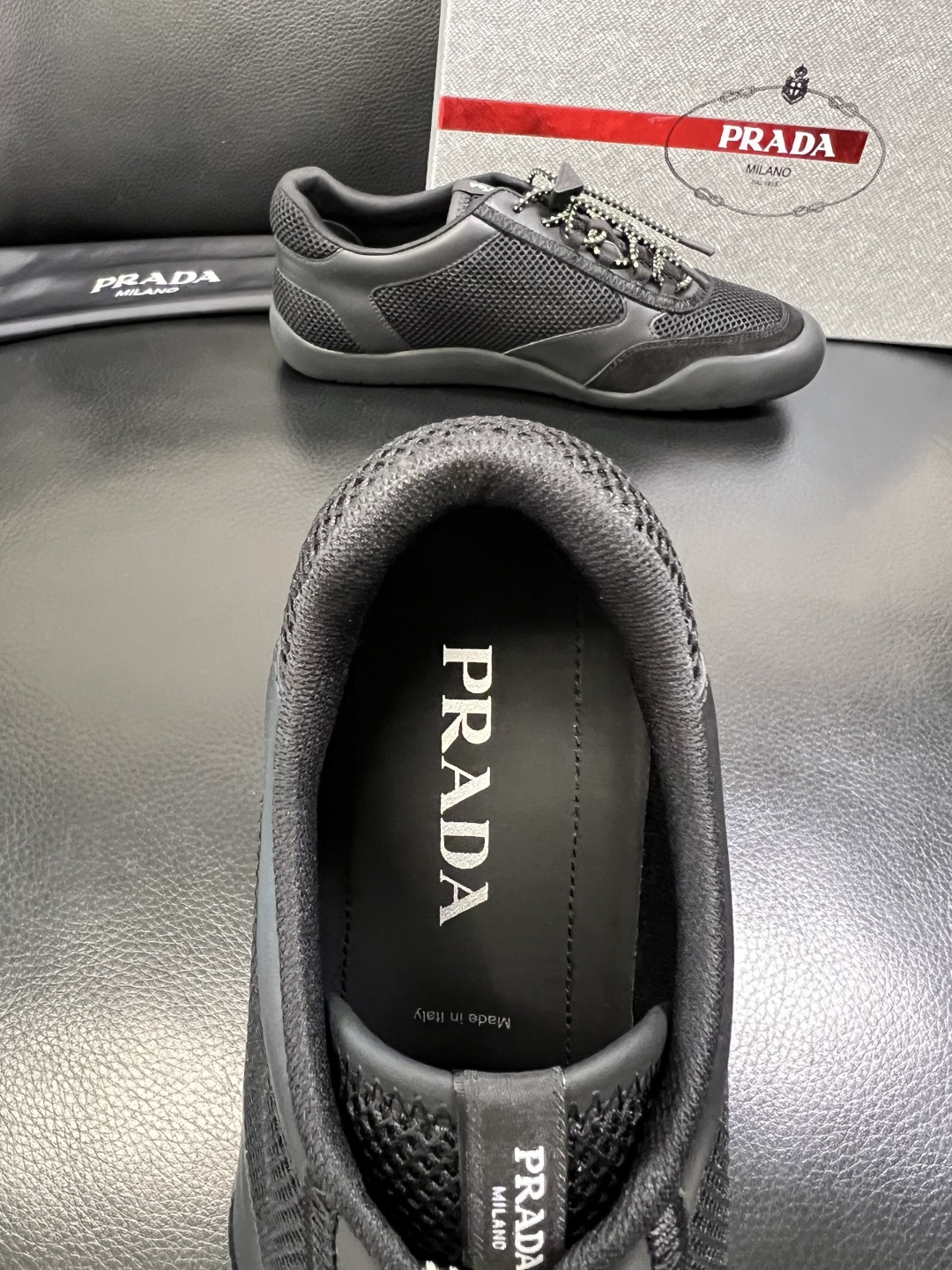 PRADA 高品质 顶级工艺品 普拉达 专柜同步 原厂配置，意大利进口原版牛皮面料，透气舒适进口水染牛里