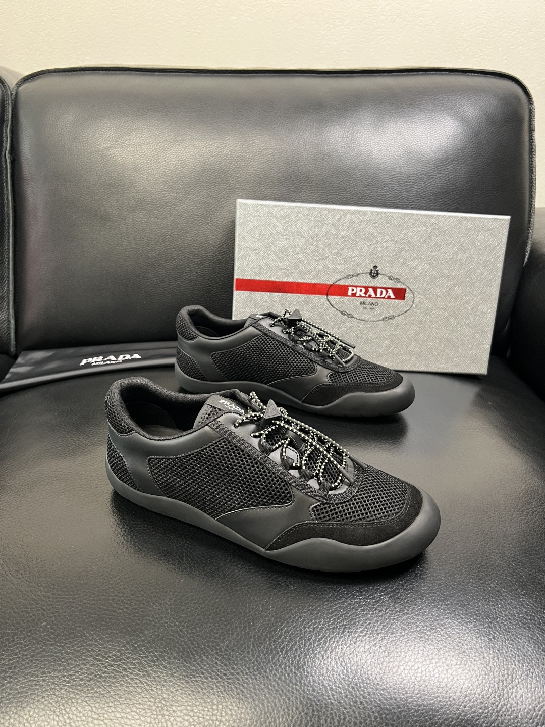 PRADA 高品质 顶级工艺品 普拉达 专柜同步 原厂配置，意大利进口原版牛皮面料，透气舒适进口水染牛里